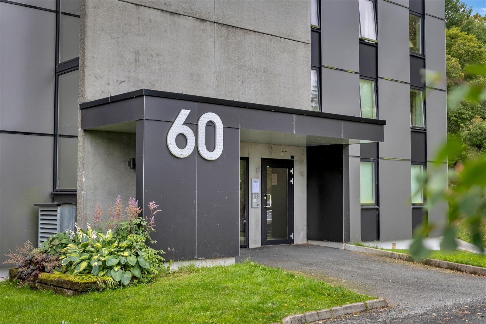 Ryddig og veldrevet borettslag, vesentlig oppgradert/modernisert de siste årene Galleribilde