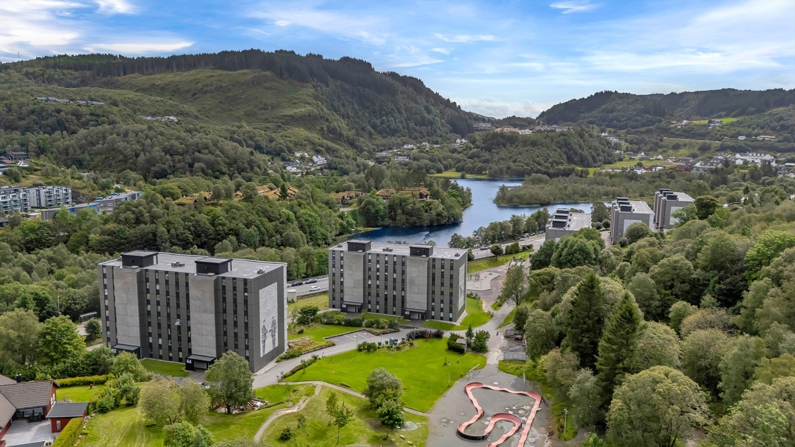 I perioden 2020-22 ble bygningsmassen betydelig oppgradert med bl.a. nye vinduer, etterisolert fasade, nytt tak og rør-fornying Galleribilde