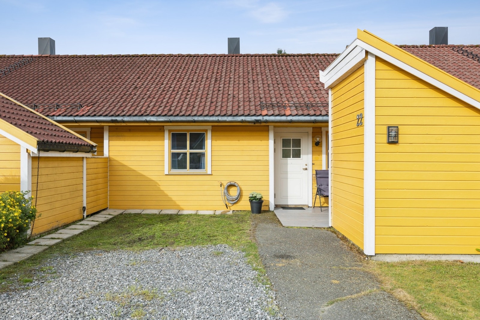 I tillegg til garasje er det plass til parkering av 1 bil foran huset. Galleribilde