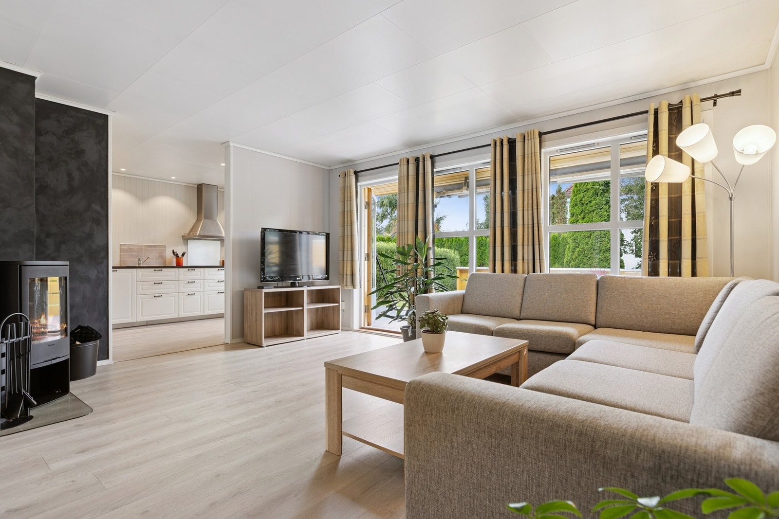 Stuen har delvis åpen løsning mot kjøkkenet. Galleribilde