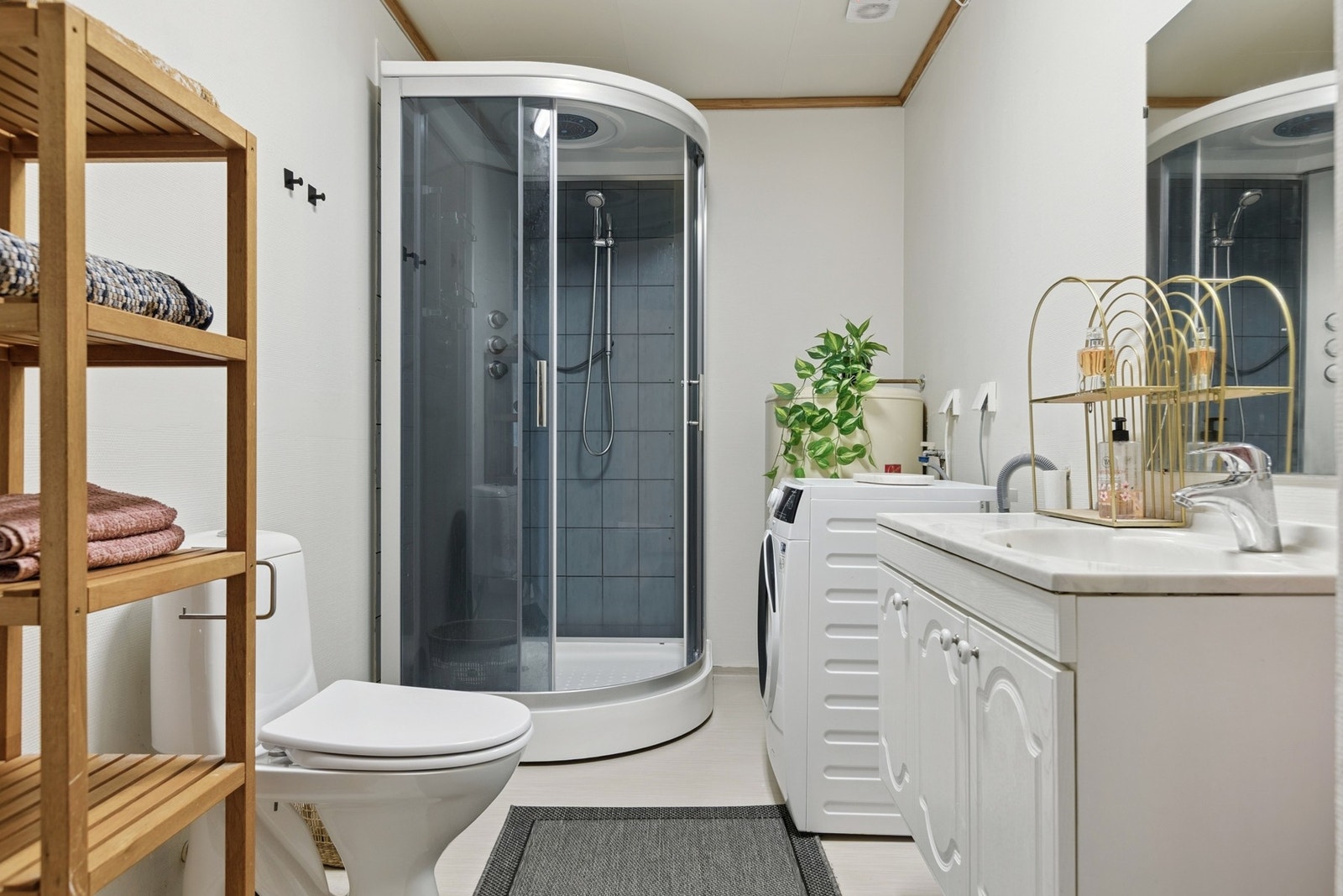 Rekkehuset har et romslig bad på 7 kvm. med opplegg for vaskemaskin. Galleribilde