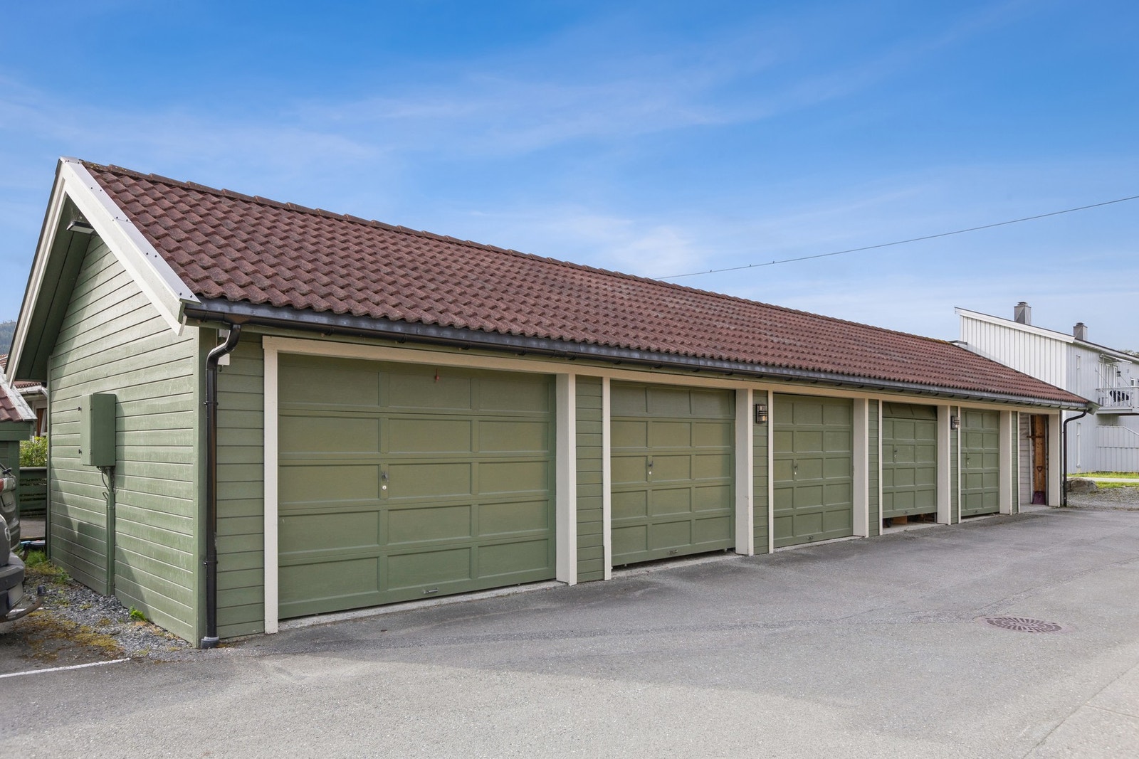 Rekkehuset kommer med bruksrett til egen garasje. Galleribilde