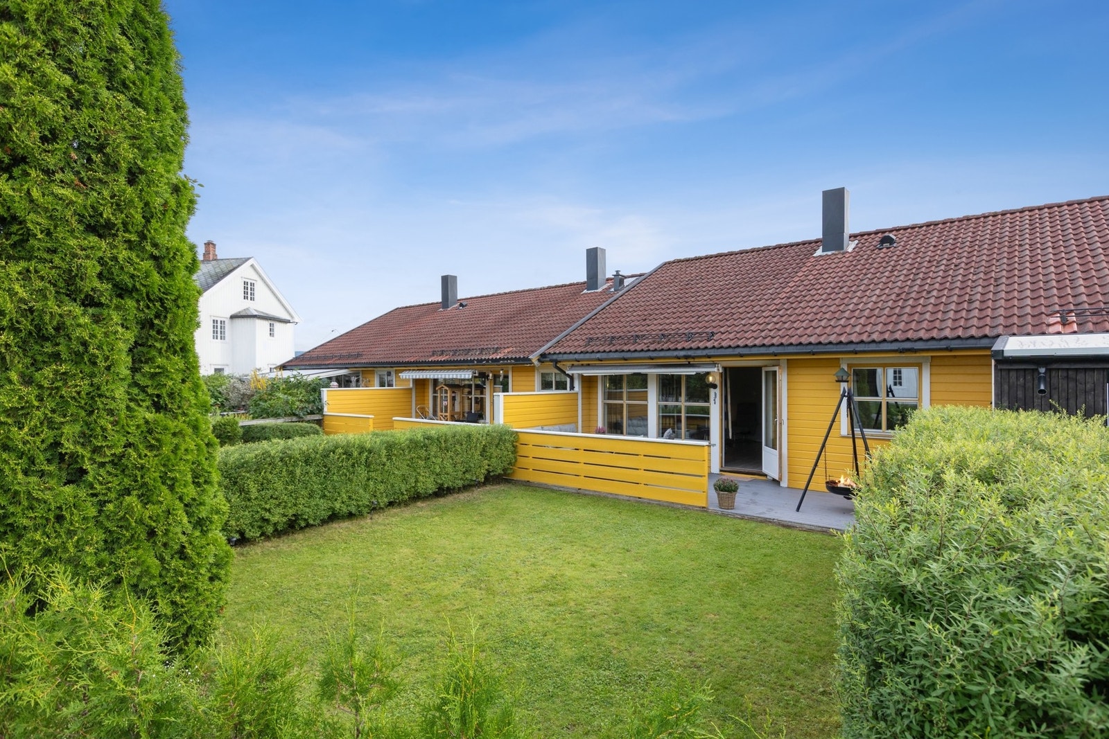 Hagen gir et frodig inntrykk med store plenareal, og rikelig med prydvekster. Galleribilde