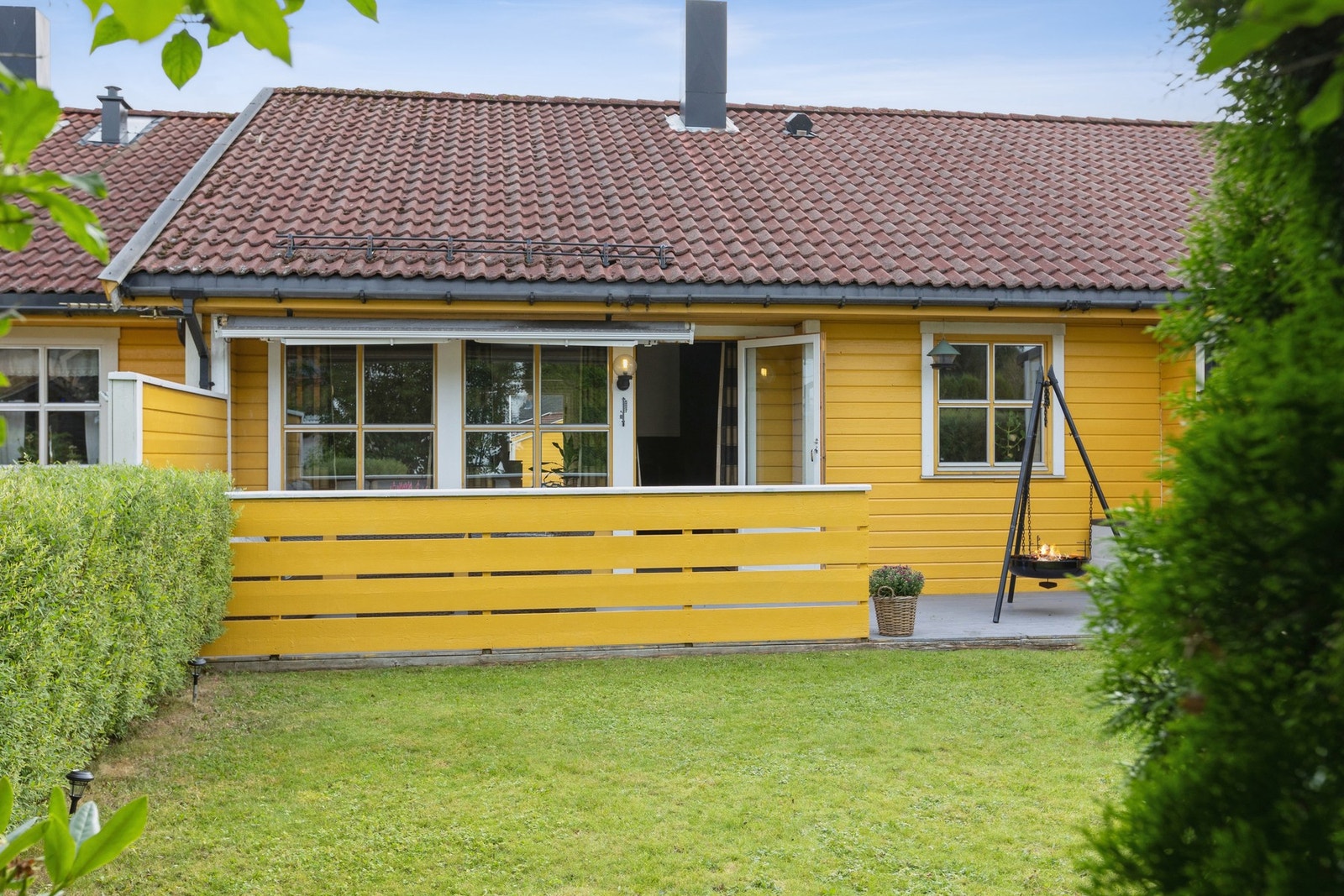 Rekkehuset ligger godt til i feltet, godt skjermet og lite innsyn. Galleribilde