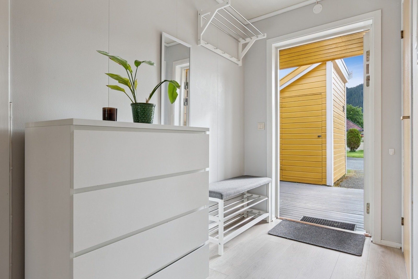 Boligen har inngang til en romslig entre. Galleribilde