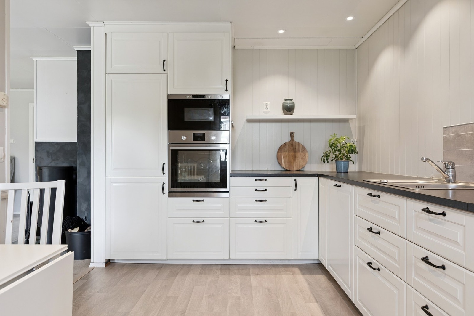 Kjøkkenet har integrerte hvitevarer som stekeovn, platetopp, oppvaskmaskin, mikrobølgeovn og kjøleskap med fryser. Galleribilde