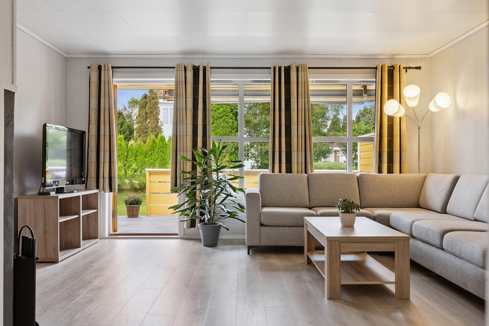 Rekkehuset fremstår som et trivelig hjem med god tumleplass for familien. Galleribilde