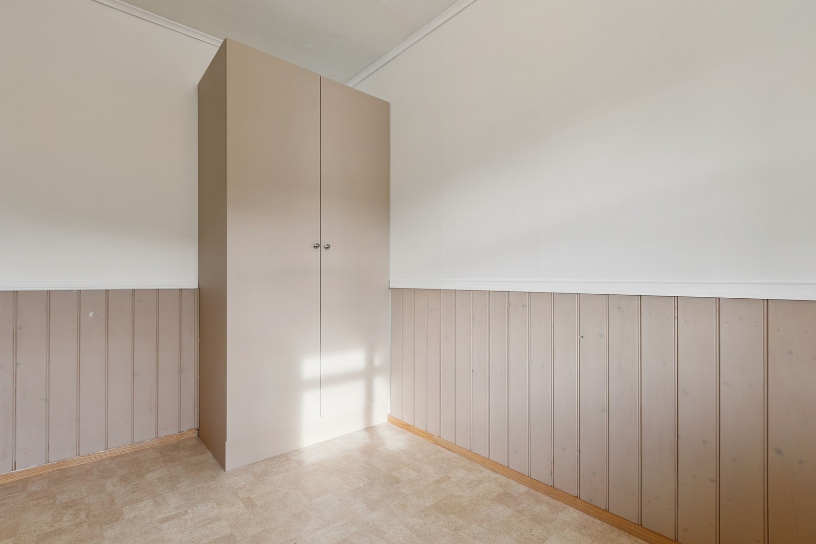 Begge soverom er utstyrt med garderobeskap for enkel oppbevaring. Galleribilde