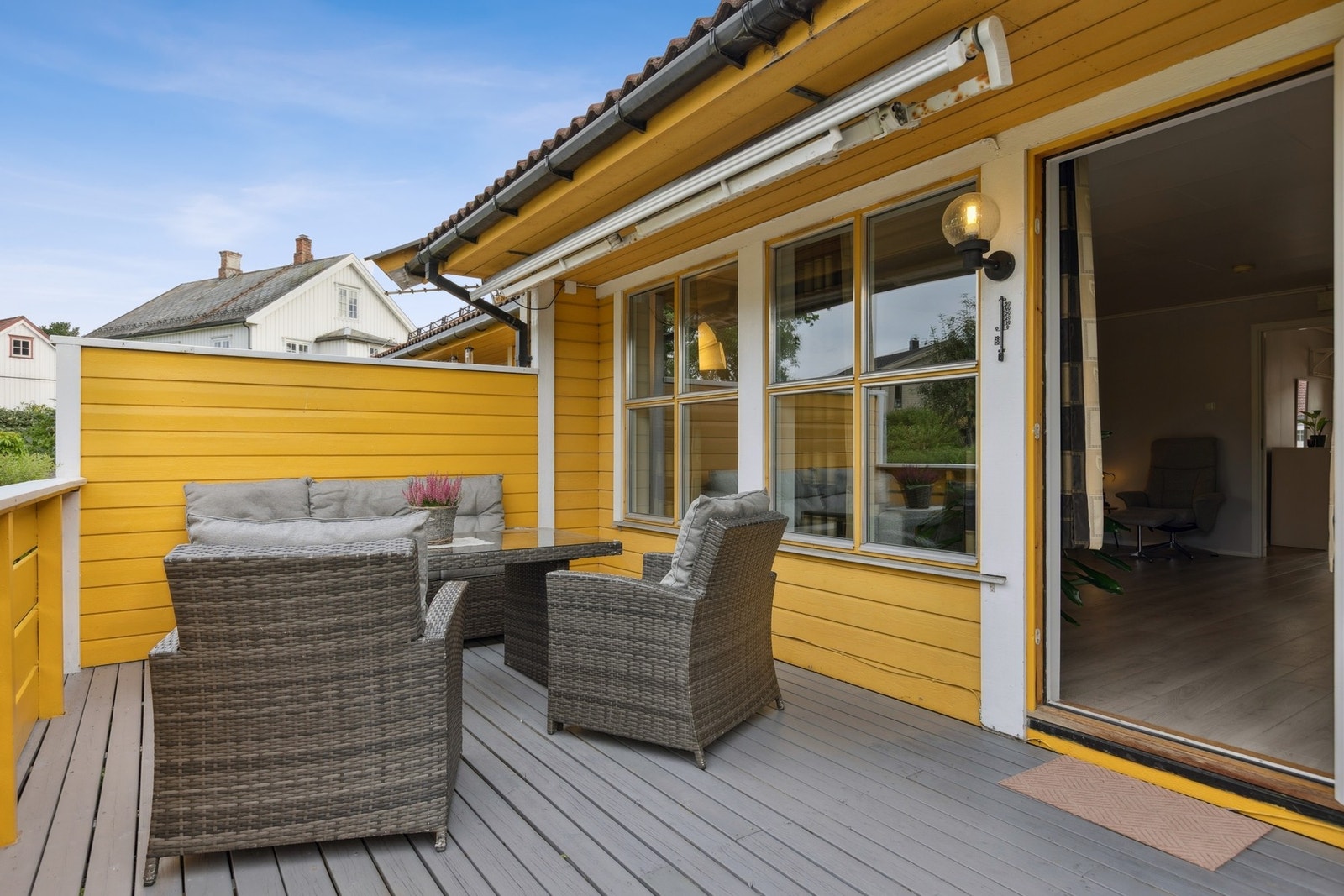 Terrassen er 21 kvm har god plass til utemøblement, leveggene gir skjermede omgivelser. Galleribilde