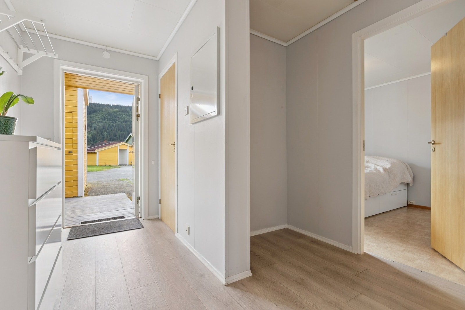 Boligen tilbyr god lagringsplass med en innvendig bod på ca. 3 kvm, samt en praktisk sportsbod ved inngangspartiet. Galleribilde