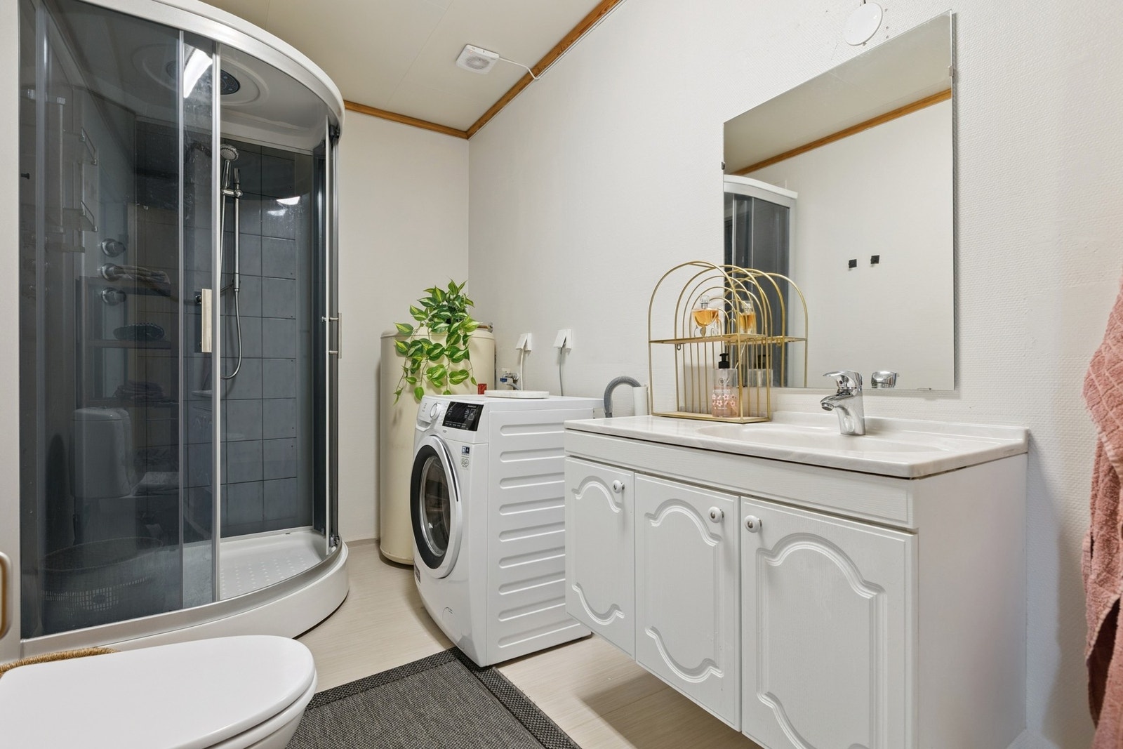 Badet er utstyrt med toalett og et stort dusjkabinett som begge ble satt inn ny i 2024. Galleribilde