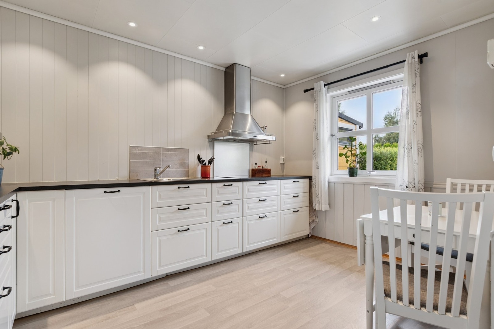 Kjøkkenet har meget god skap- og benkeplass. Det ble montert nye downlights i 2024. Galleribilde