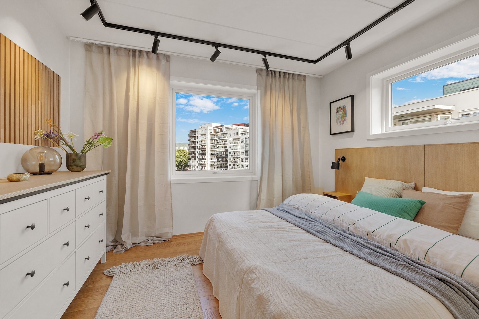 Leiligheten har tre lyse og romslige soverom. Galleribilde