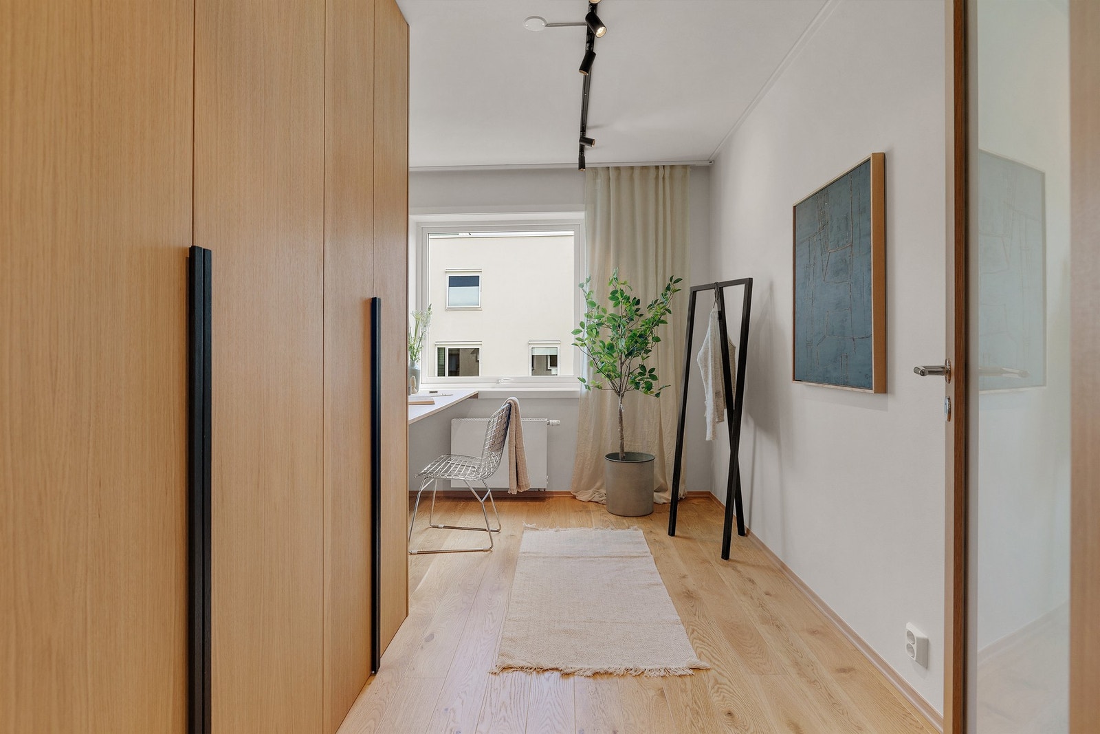 Det tredje soverommet brukes i dag som kontor med rikelig oppbevaringsplass i garderobeskap, men kan enkelt benyttes som gjeste- eller barnerom etter behov. Galleribilde