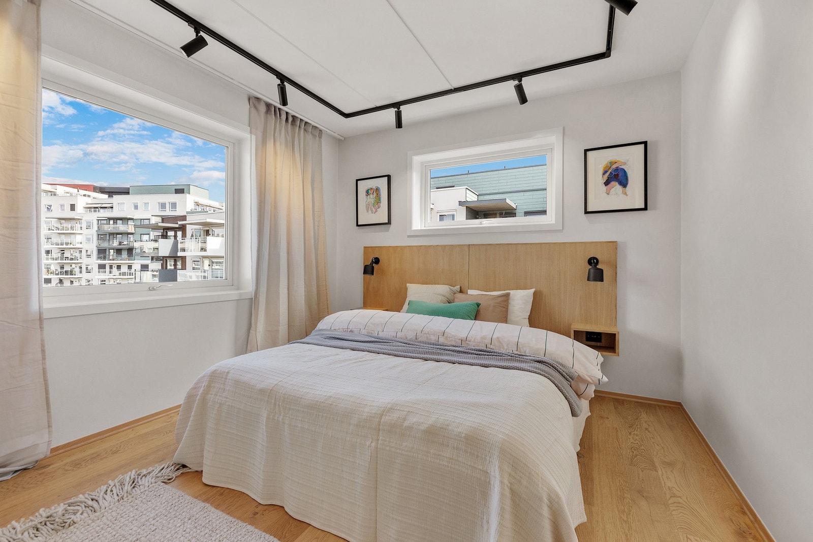 Hovedsoverommet har vinduer på to sider og har god plass til dobbeltseng, nattbord og garderobeløsninger. Galleribilde