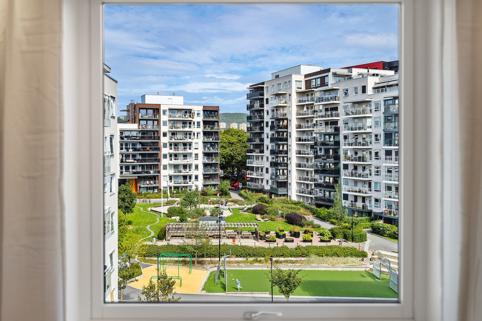 Fantastisk utsikt fra soveromsvinduet og svært lite innsyn. Her har du full oversikt ut mot lekeplassen, og borettslagets hyggelige fellesområder. Galleribilde