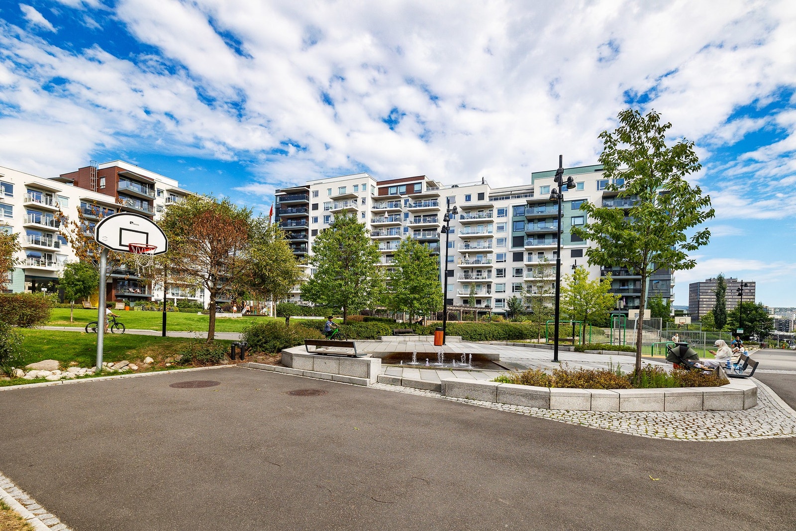 Borettslaget har pent opparbeidede fellesområder. Galleribilde