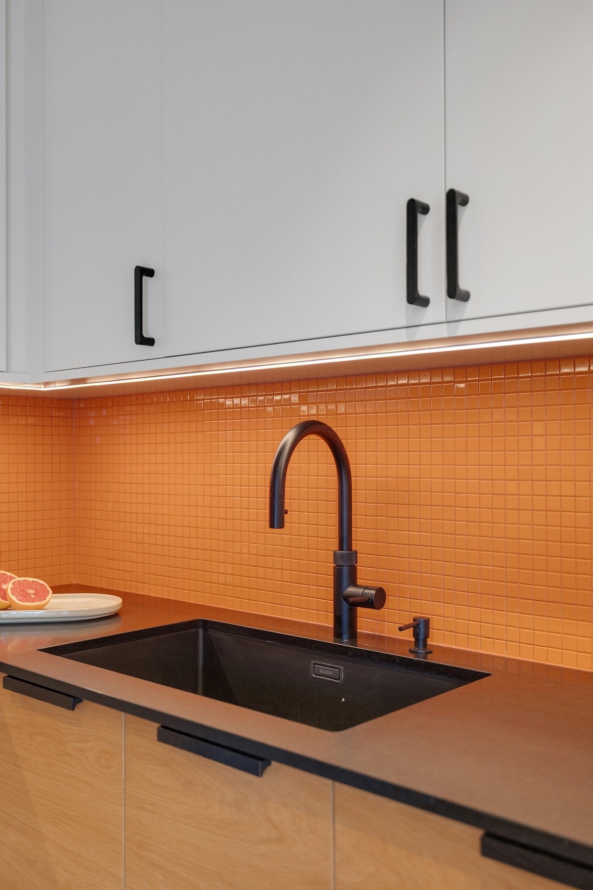 Benkeplaten i stenkompositt (Nero Assoluto) har nedfelt komposittkum, ettgreps blandebatteri og Quooker vannvarmesystem. Galleribilde