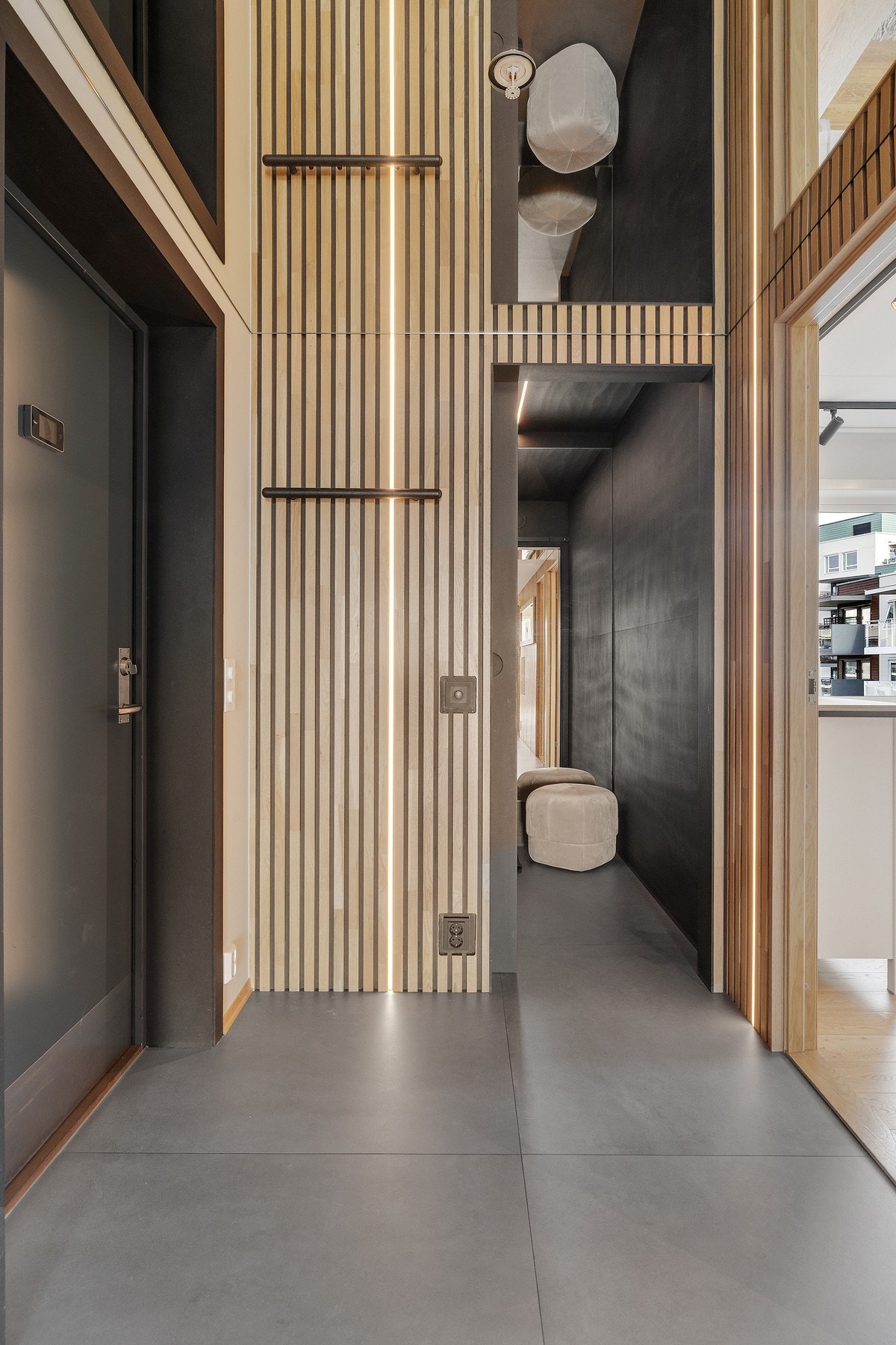 Fra gangen er det skyvedør til en innvendig bod, som i dag er innredet som praktisk garderoberom. Galleribilde