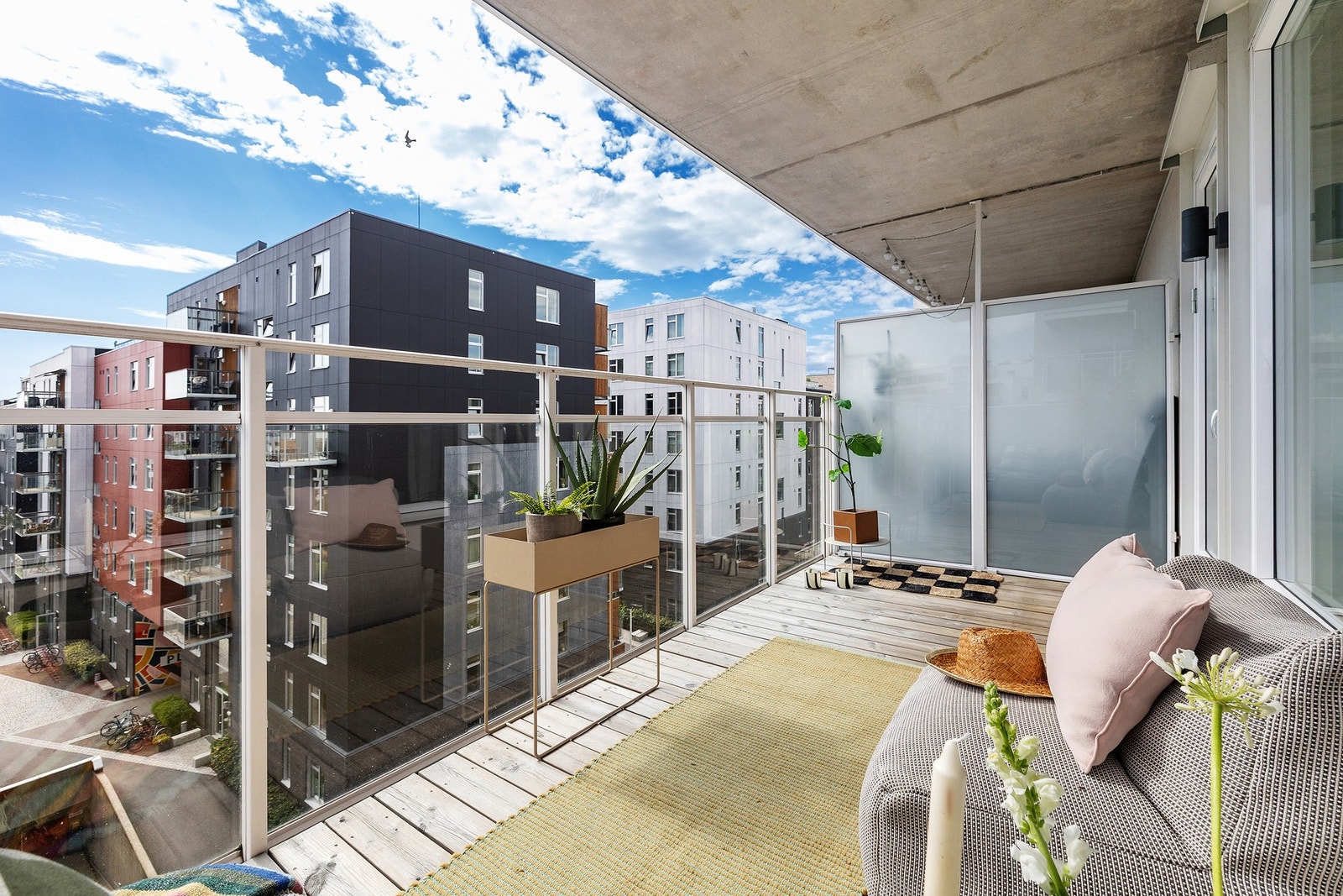 Balkongen vil være en perfekt forlengelse av stuen på solrike dager. Galleribilde