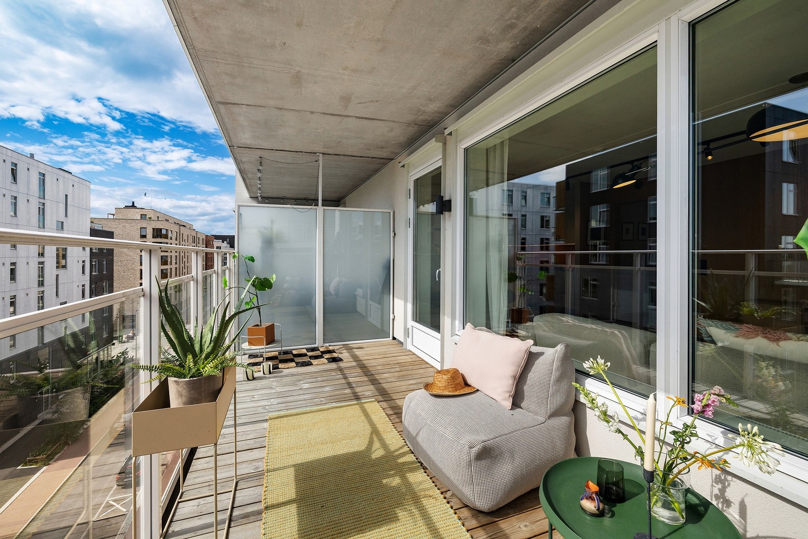 Pent terrassebord gir et lunt underlag. Galleribilde