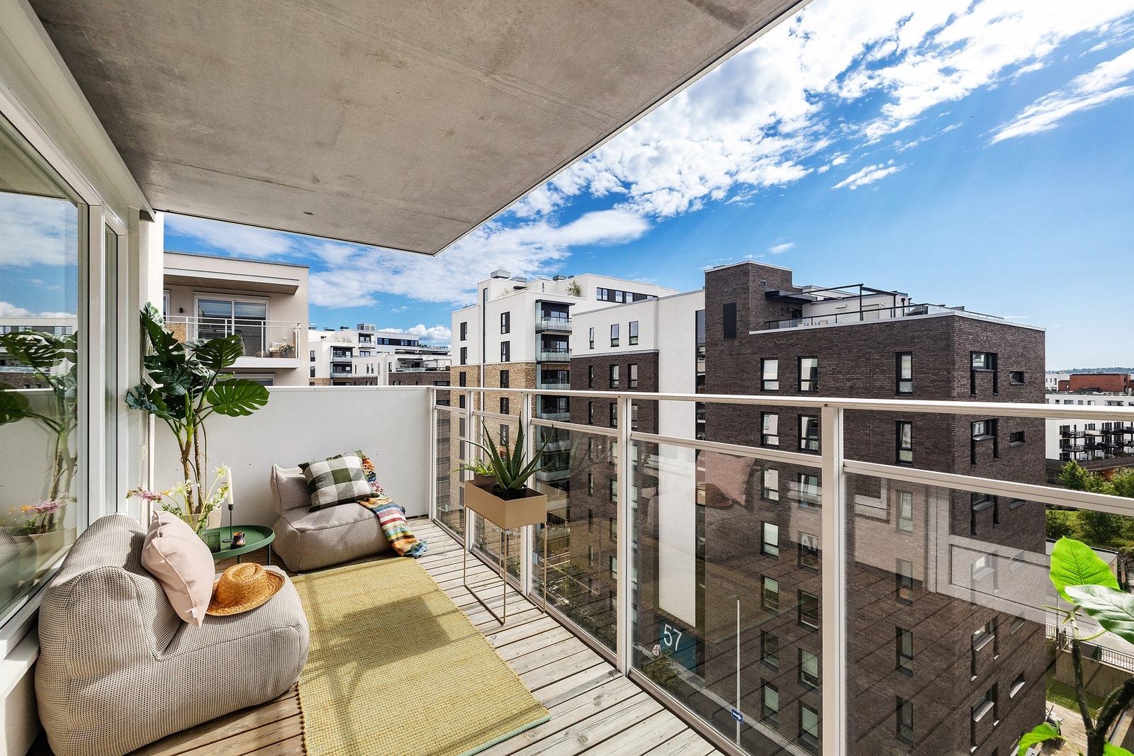 Velkommen ut til leilighetens balkong på 9 kvm. Her er det god plass til både sittegruppe, grill og planter. Galleribilde