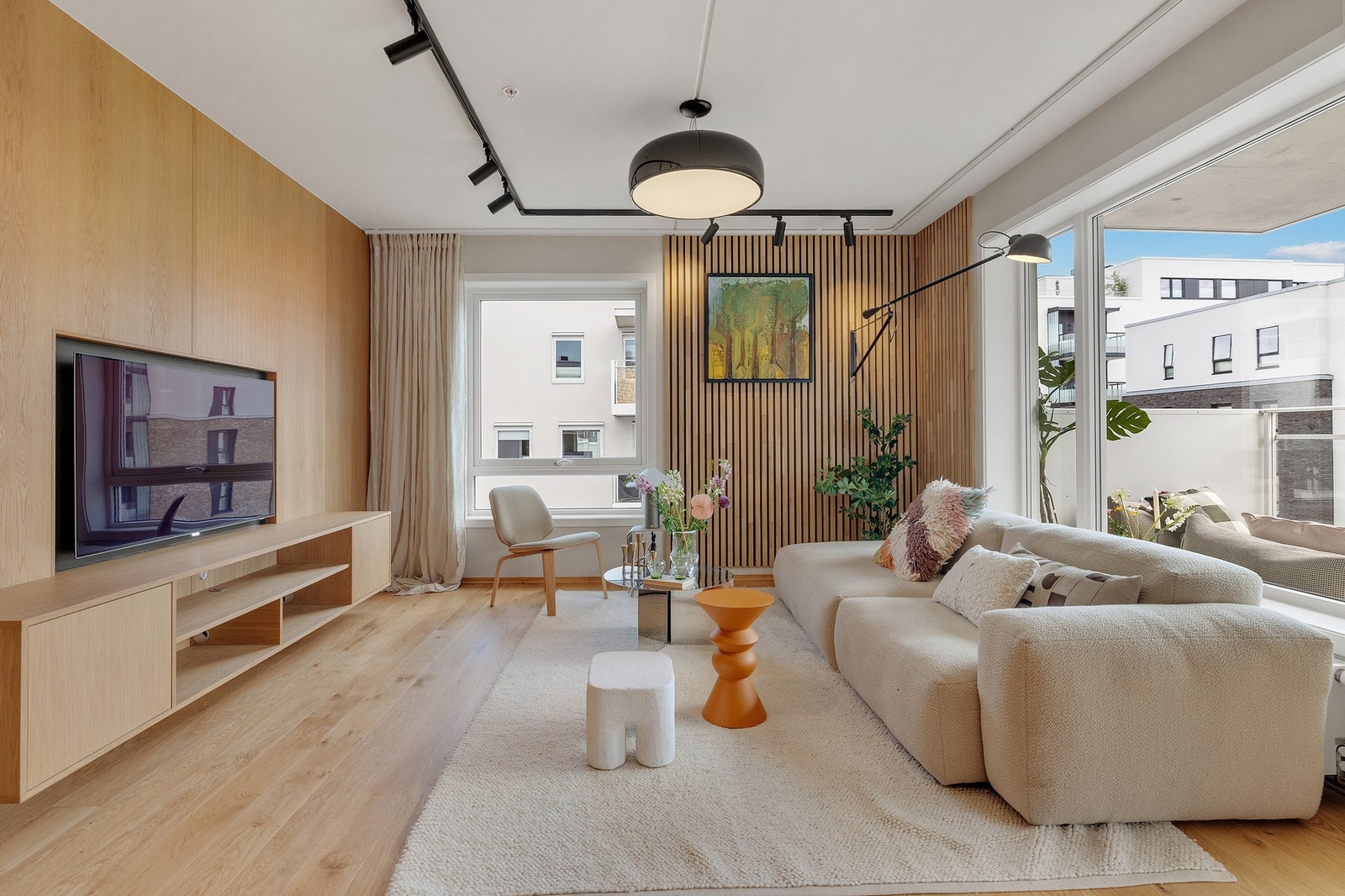 Her er det parkettgulv, delikate fargevalg på veggene, detaljer i eikefinér og spilevegger i eik. Galleribilde