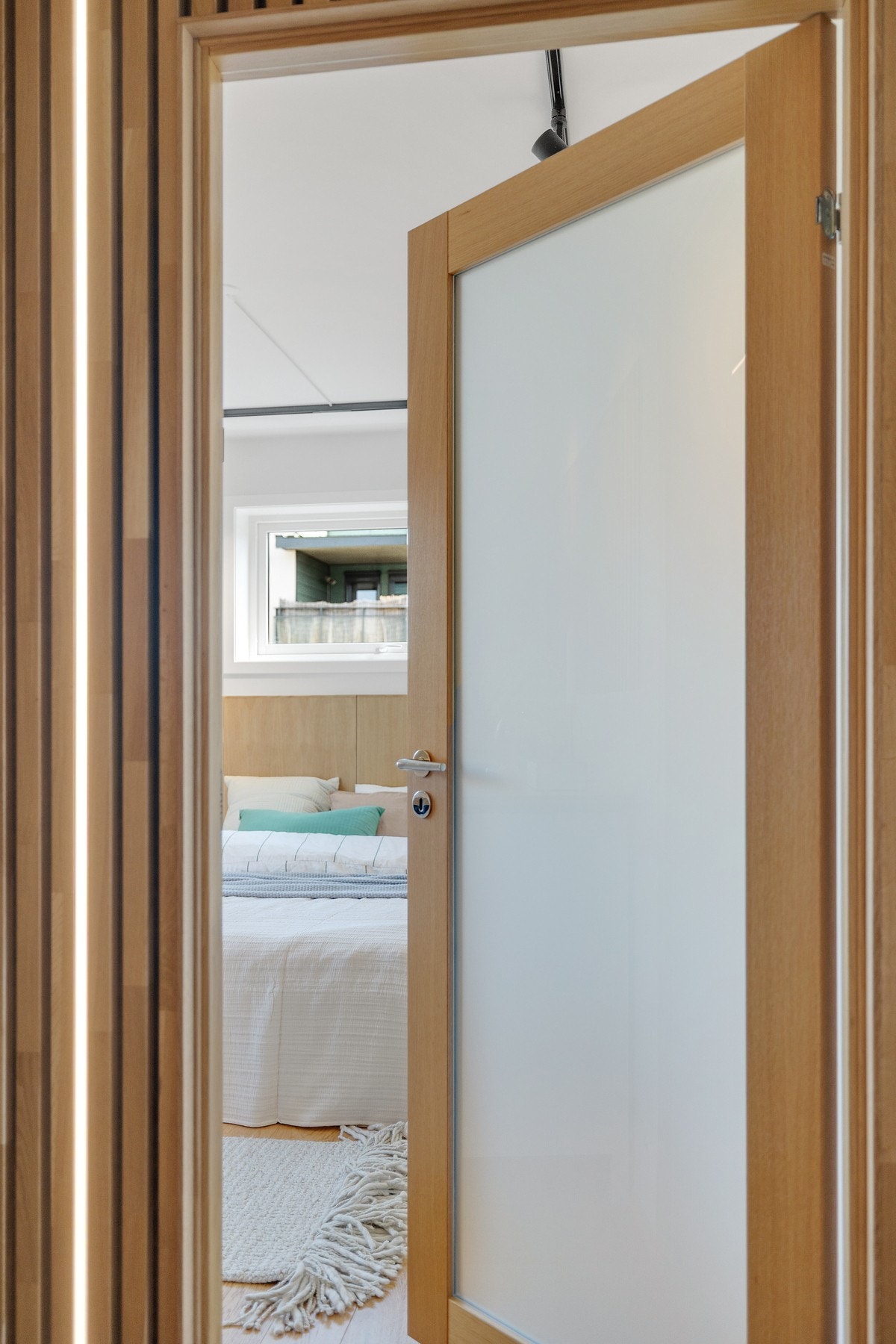 Leiligheten har flotte eikefinerte dører med frostet glass. Galleribilde