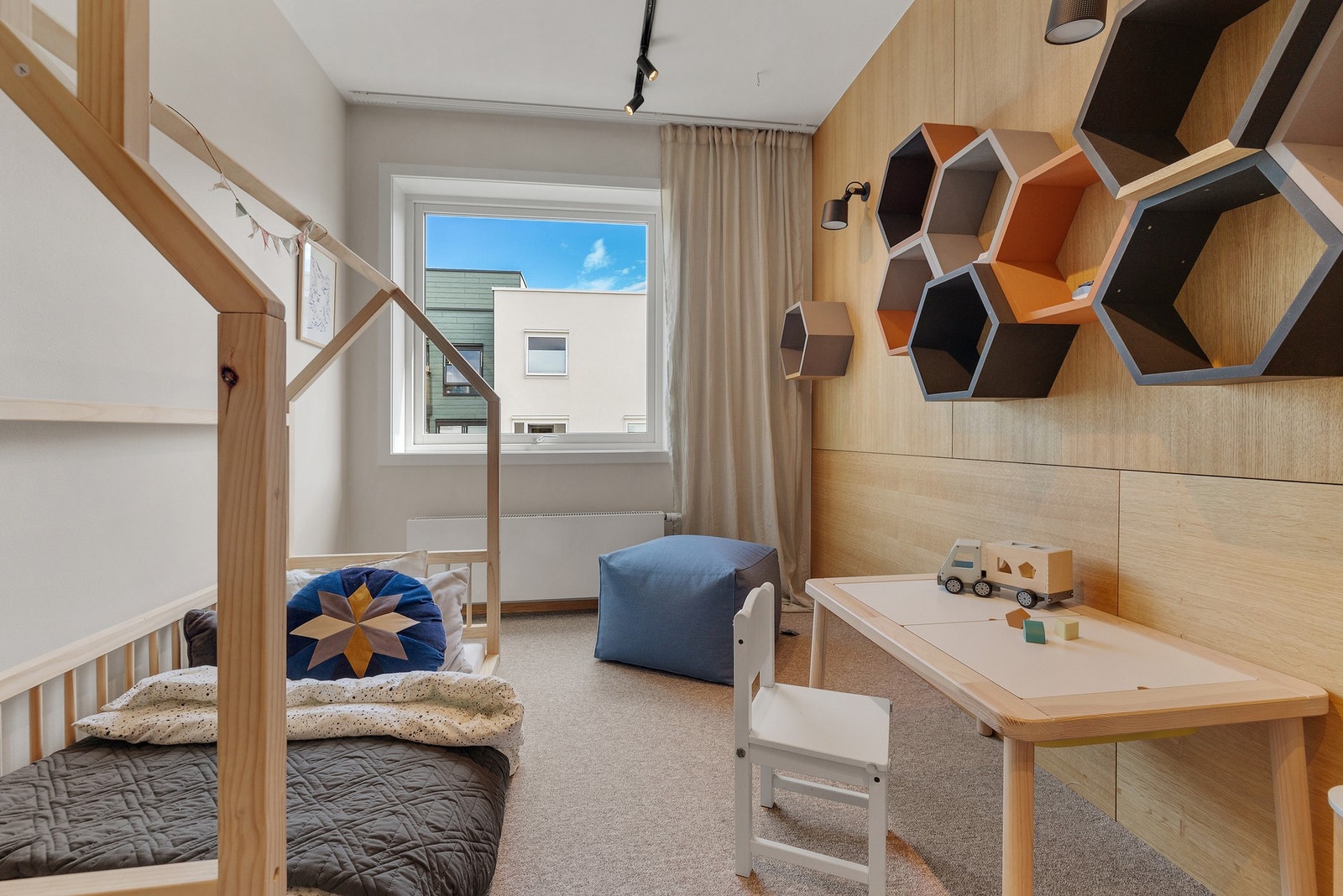 Det andre soverommet er innredet som barnerom med plass til seng, skrivebord og øvrig møblement. Galleribilde