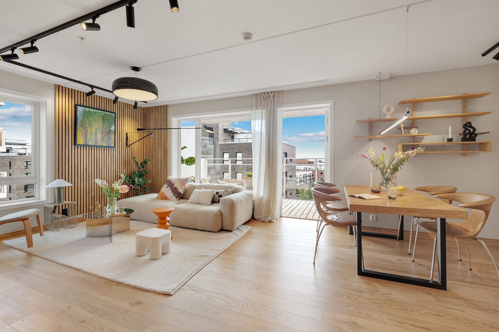 Velkommen til denne lekre leiligheten i byggets 6. etasje - her får du en gjennomført og moderne bolig med høy standard, heisadkomst og sørvestvendt balkong på hele 9 kvm. Galleribilde