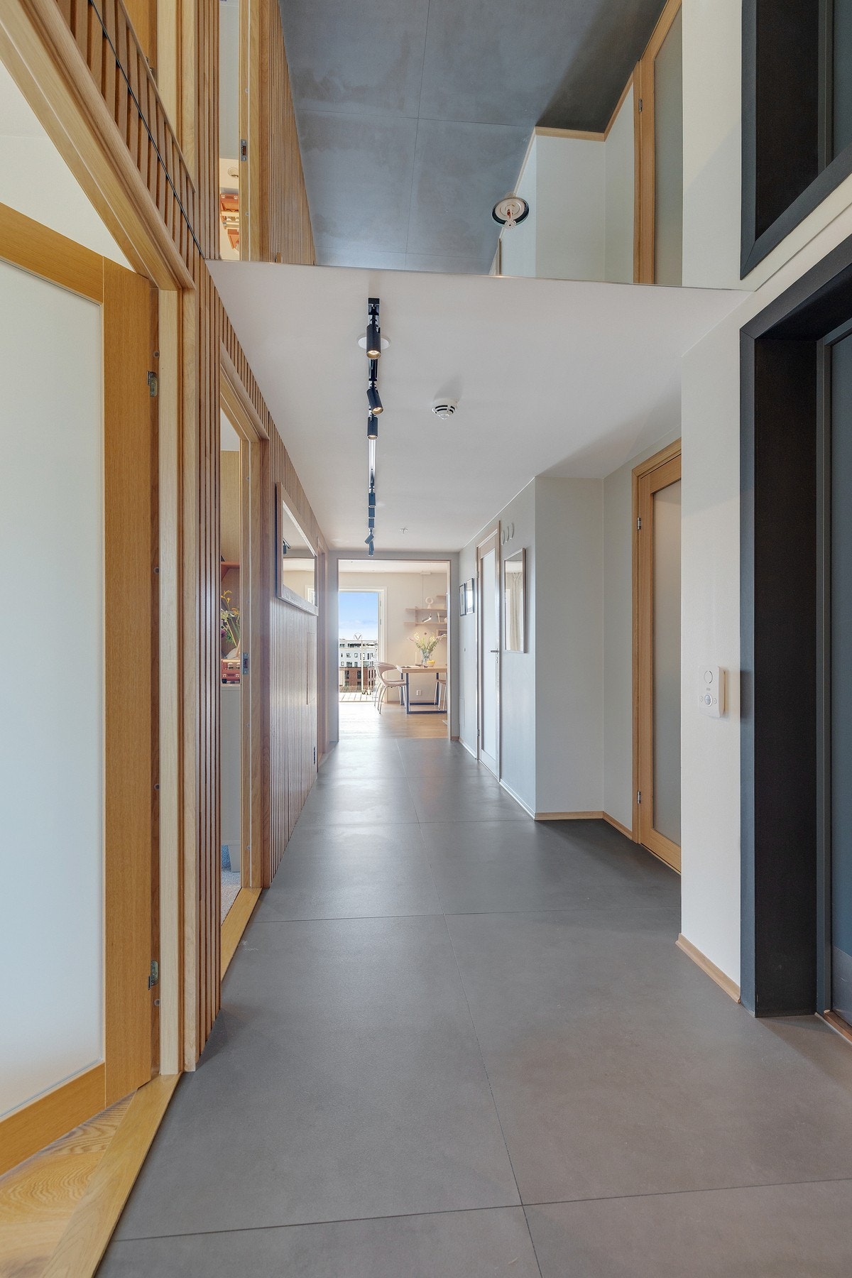 Leiligheten har et nydelig inngangsparti. Det er god plass til benk, kommode eller annet ønsket møblement i gangen. Galleribilde