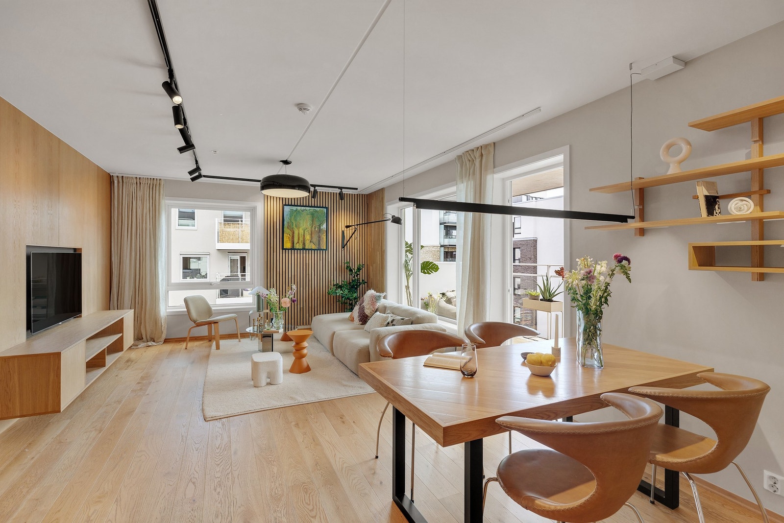 Leilighetens ende-beliggenhet gir meget gode lysforhold . Stuen oppleves enkel å innrede med god plass til både sofagruppe, spisebord og øvrig møblement. Galleribilde