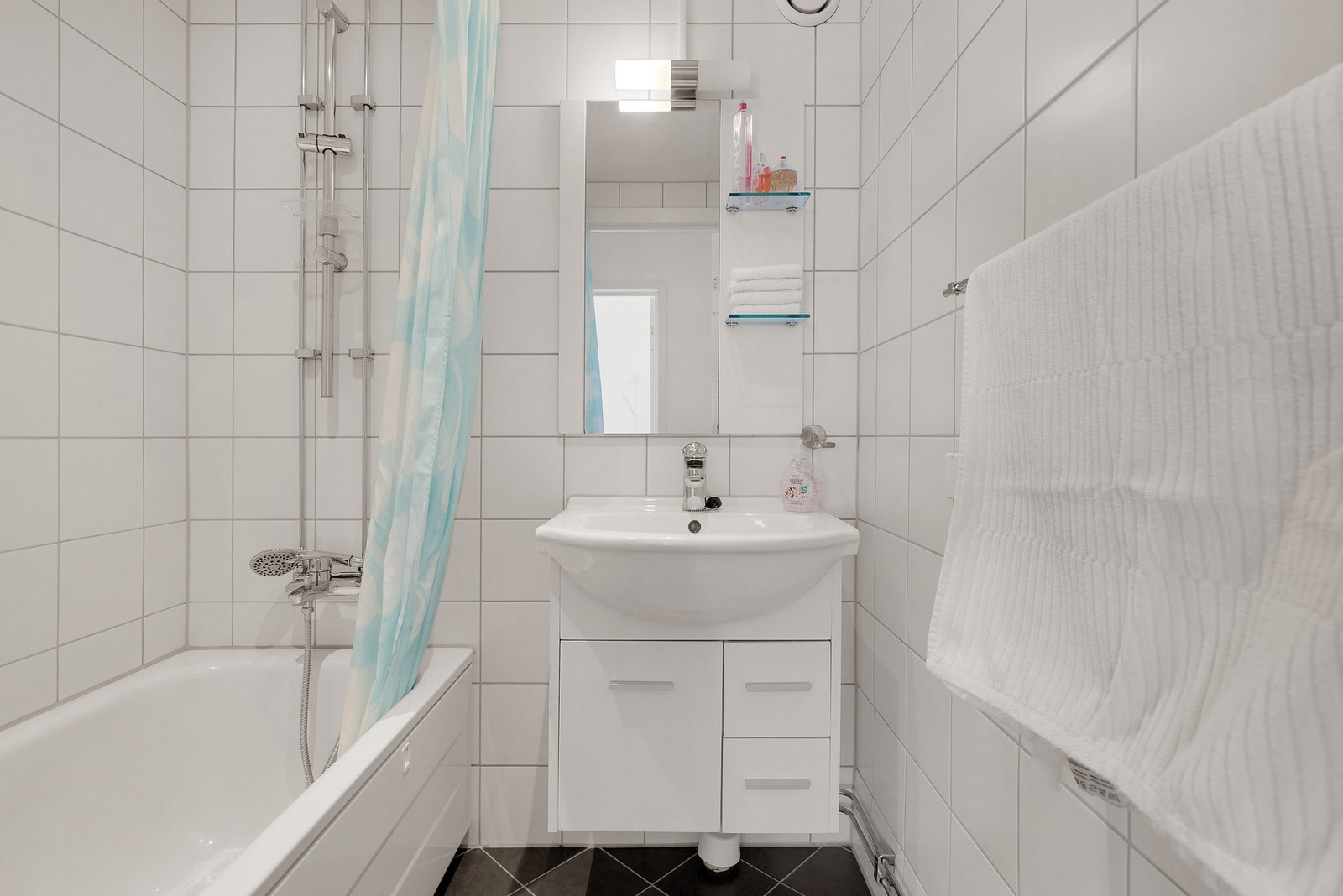 Badet er pusset opp i regi av borettslaget i 2016 og har badekar, servant, skap, speil og belysning. Galleribilde