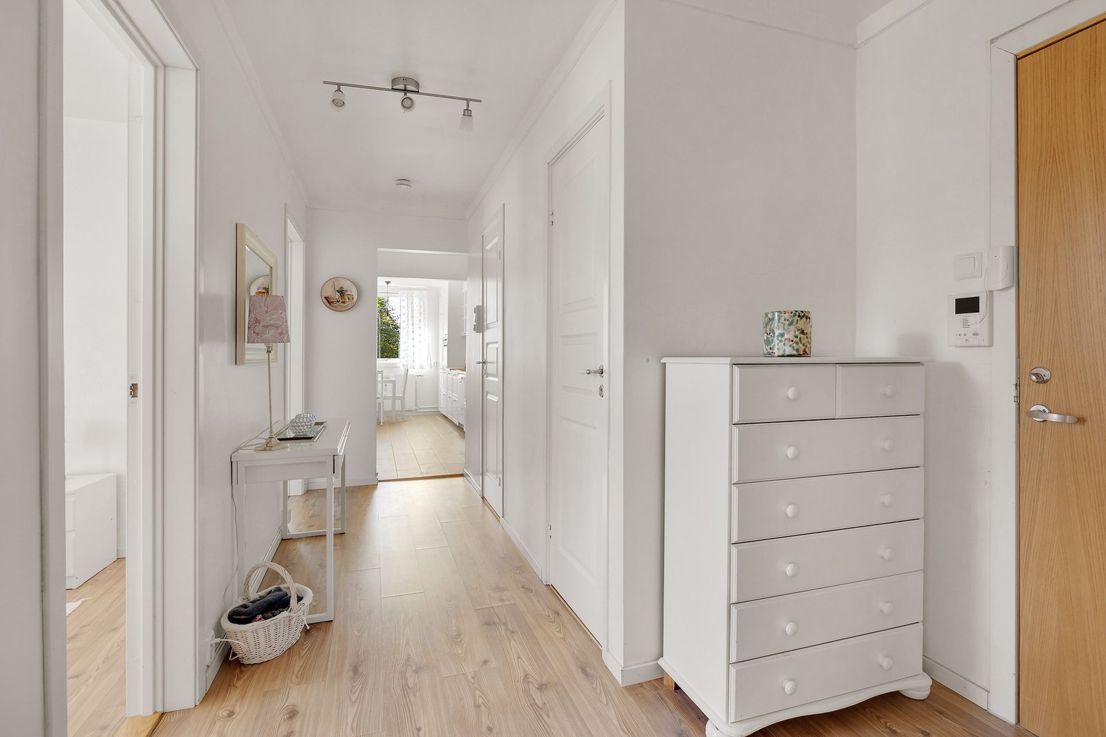 Romslig entré med dørcalling og garderobeløsning. Galleribilde