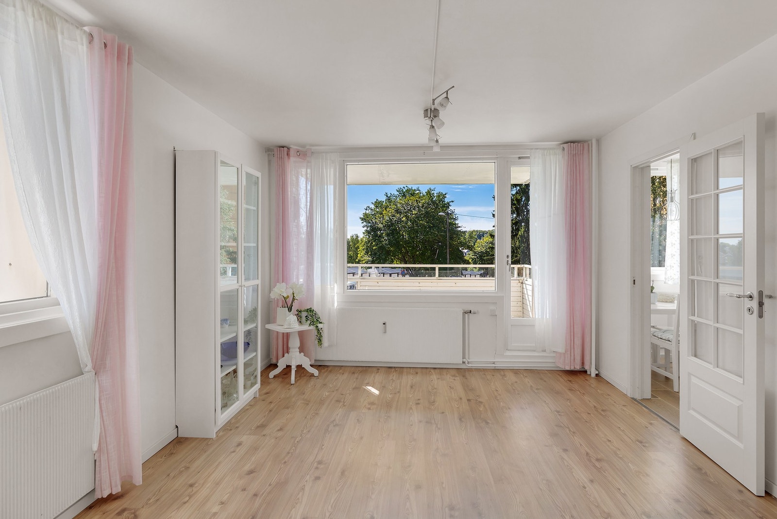 Romslig stue med god plass til spisebord, sofagruppe og mediemøbler. Galleribilde