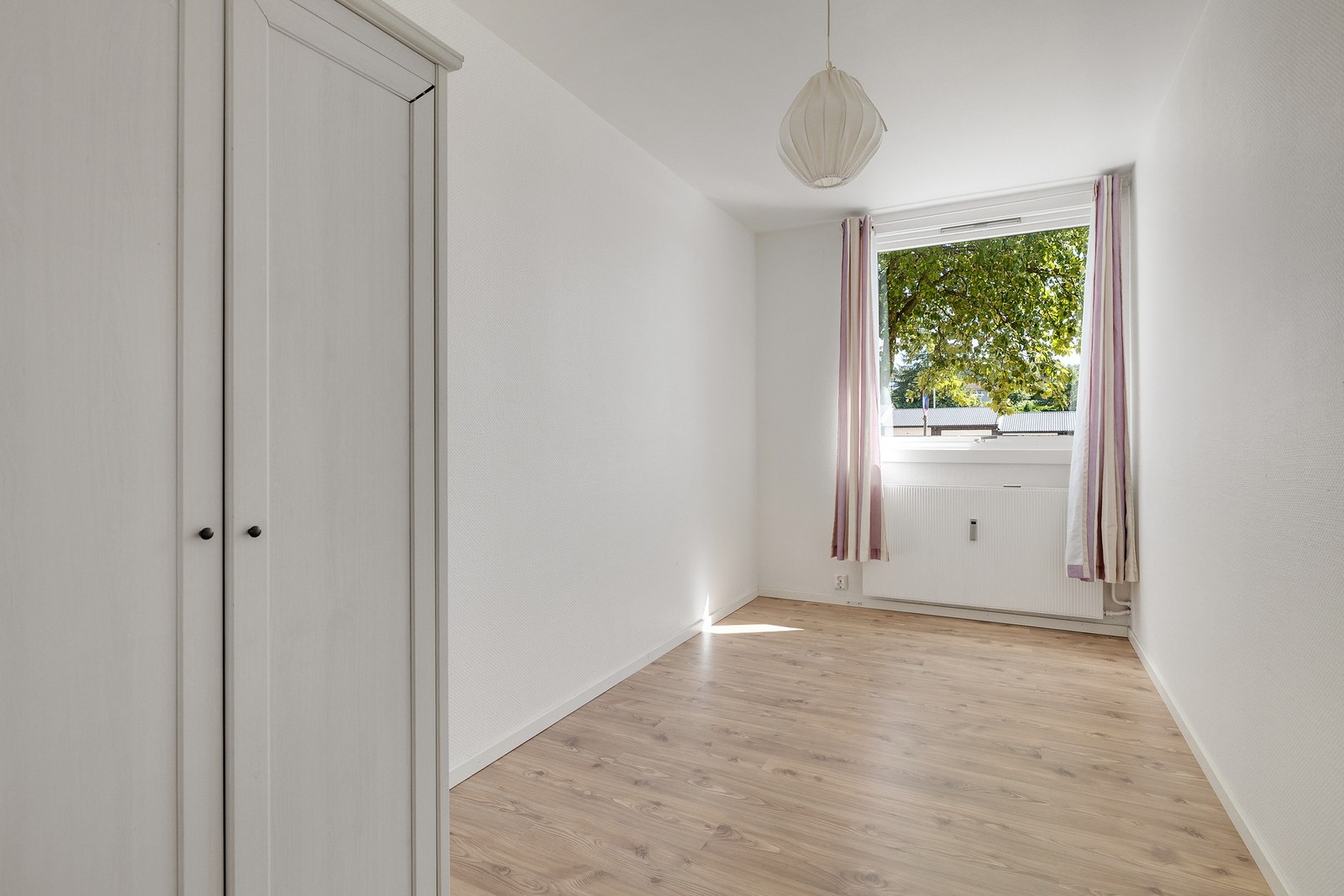 Soverom 2 er av god størrelse og har god plass til seng, nattbord og garderobeskap. Galleribilde