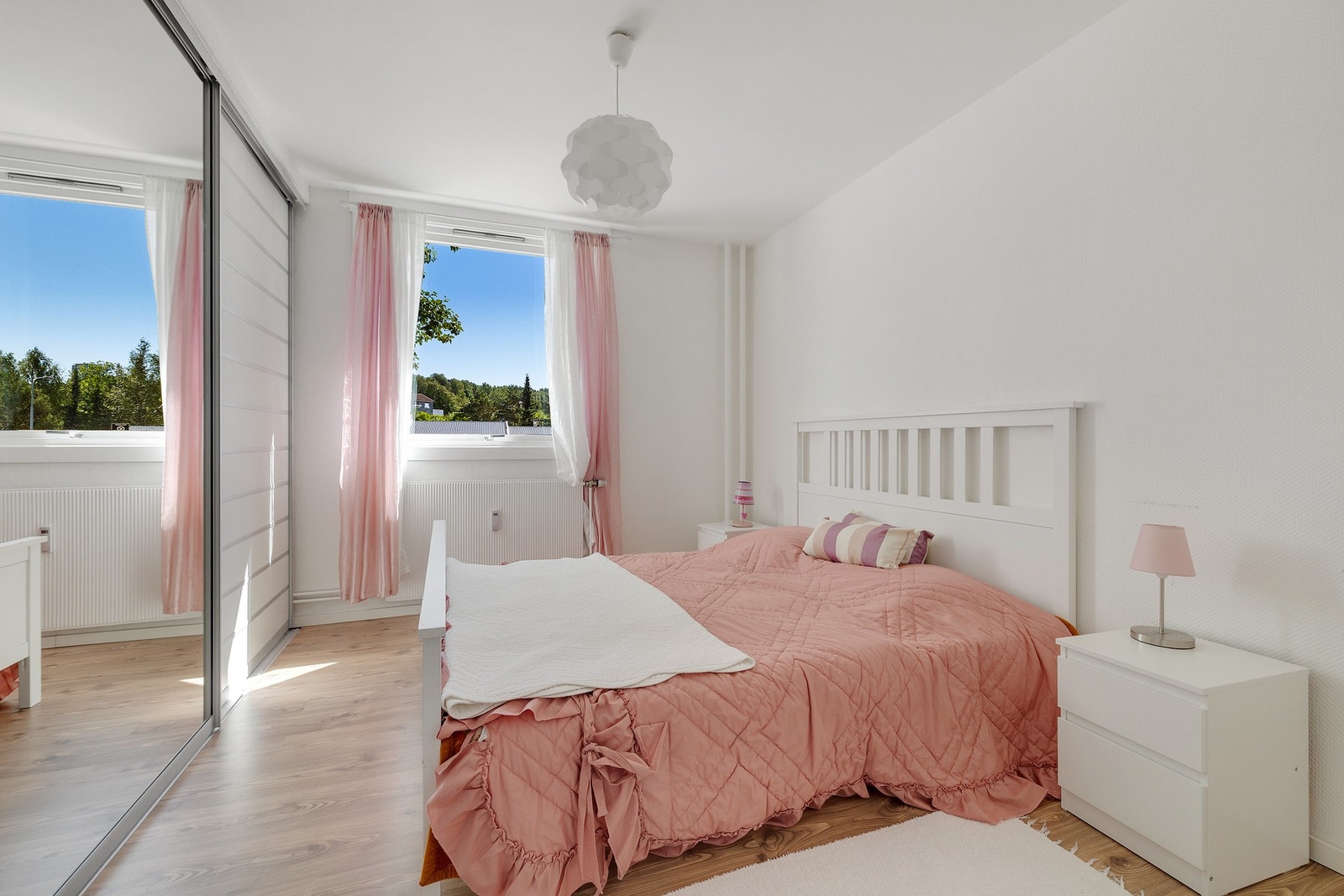 Hovedsoverom er stort og har god plass til dobbeltseng og nattbord. Galleribilde