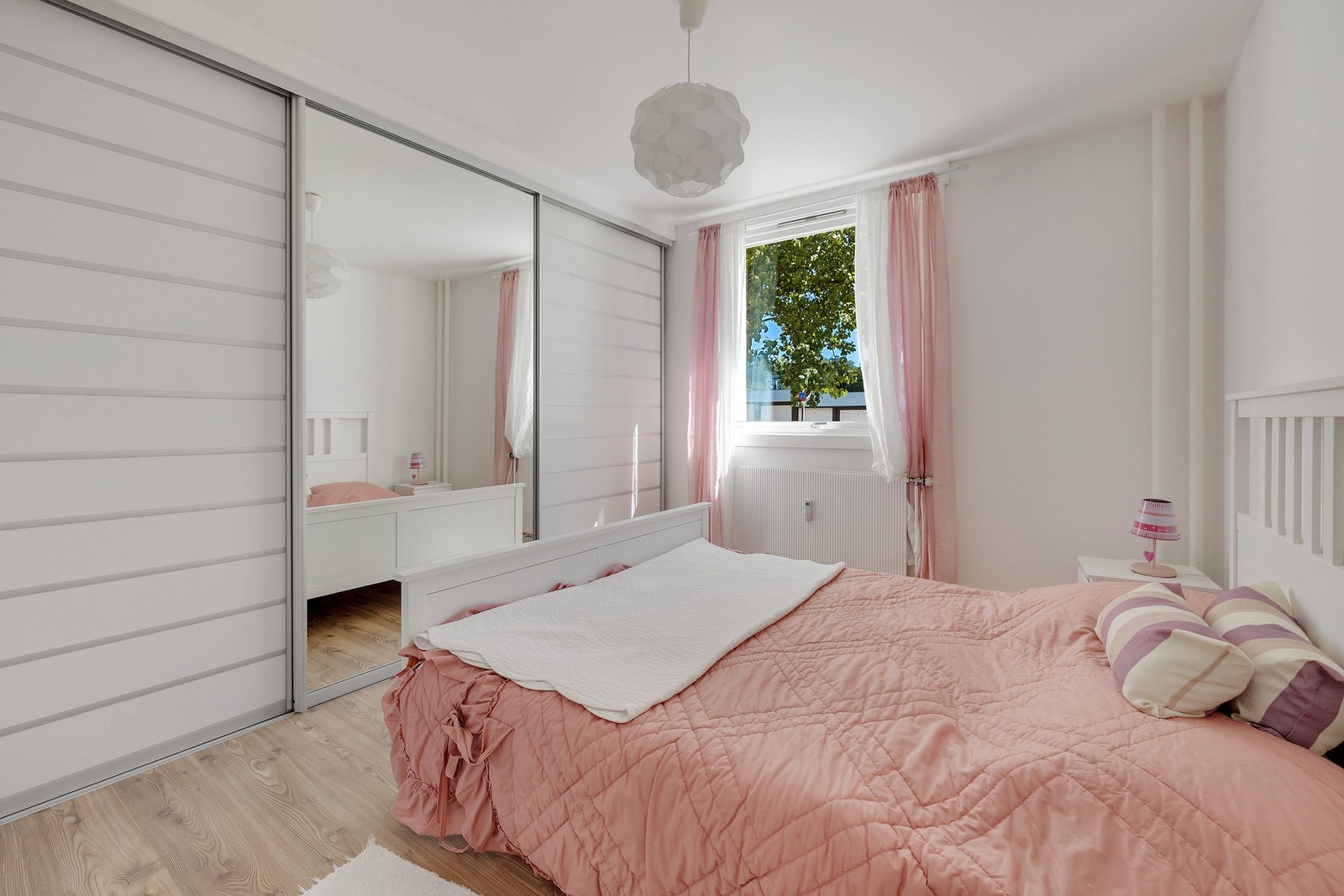 Stor skyvedørsgarderobe medfølger. Galleribilde