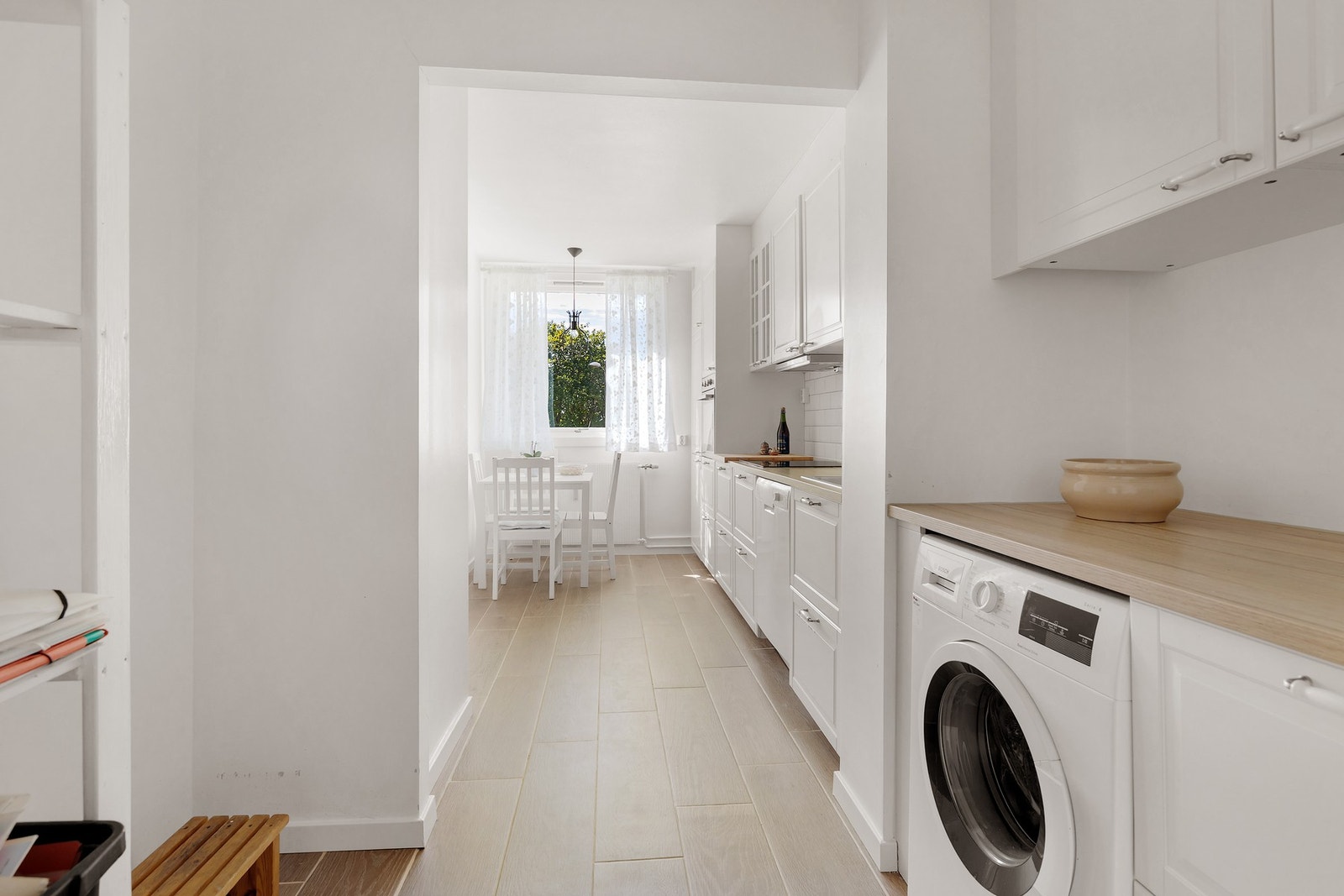 I tilknytning til kjøkkenet er det et åpent vaskerom. Galleribilde