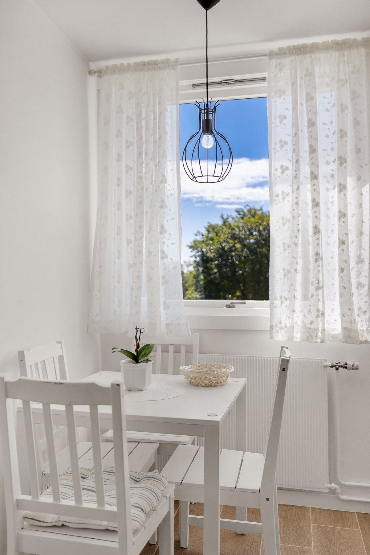 Koselig spiseplass ved kjøkkenvinduet. Galleribilde