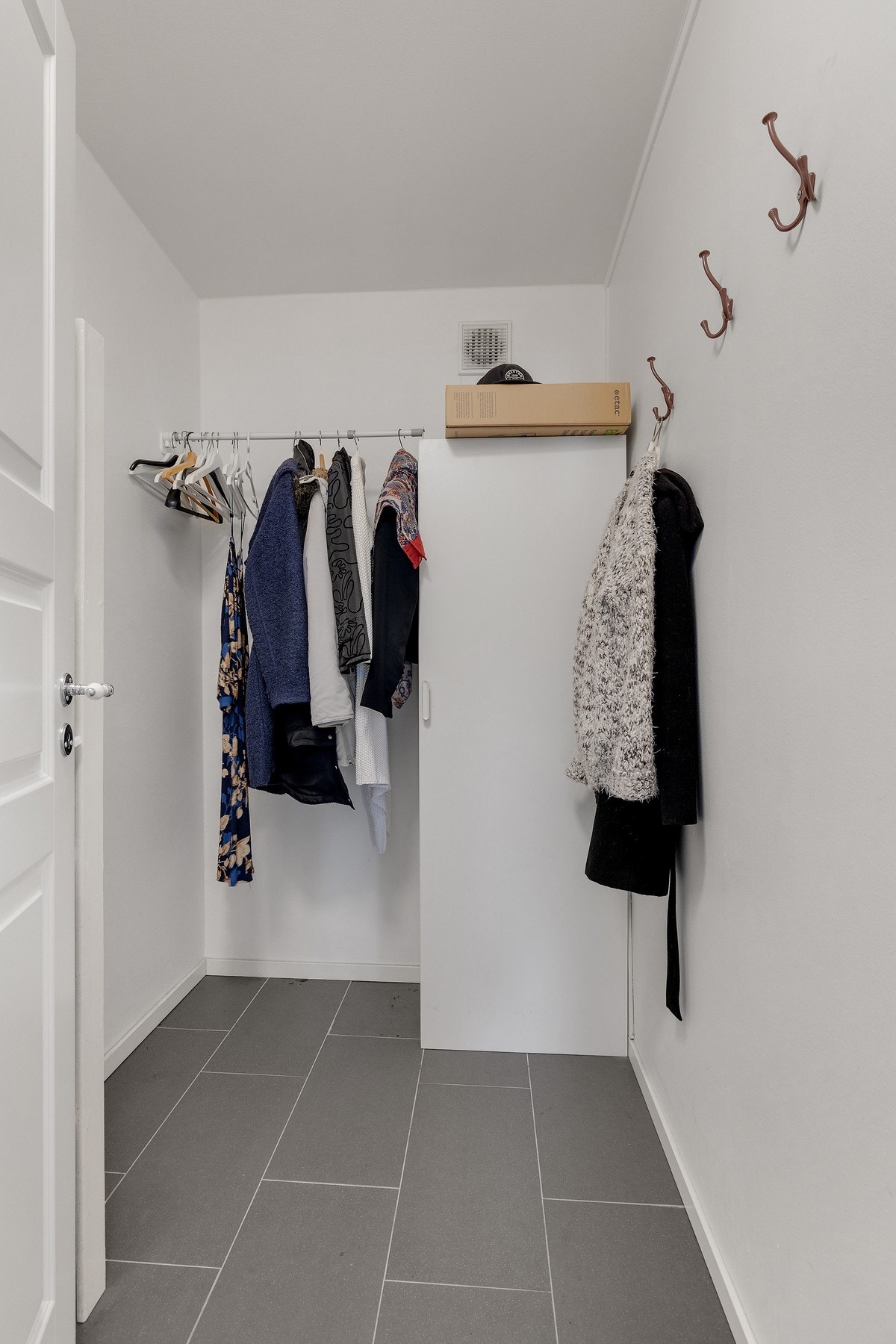 Innvendig bod i leiligheten med gode lagringsmuligheter. Galleribilde