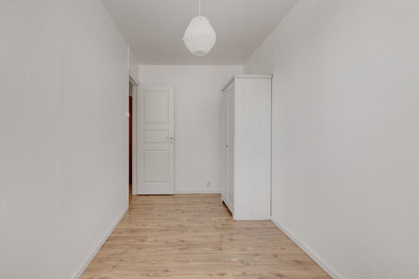 Garderobeskap medfølger. Galleribilde