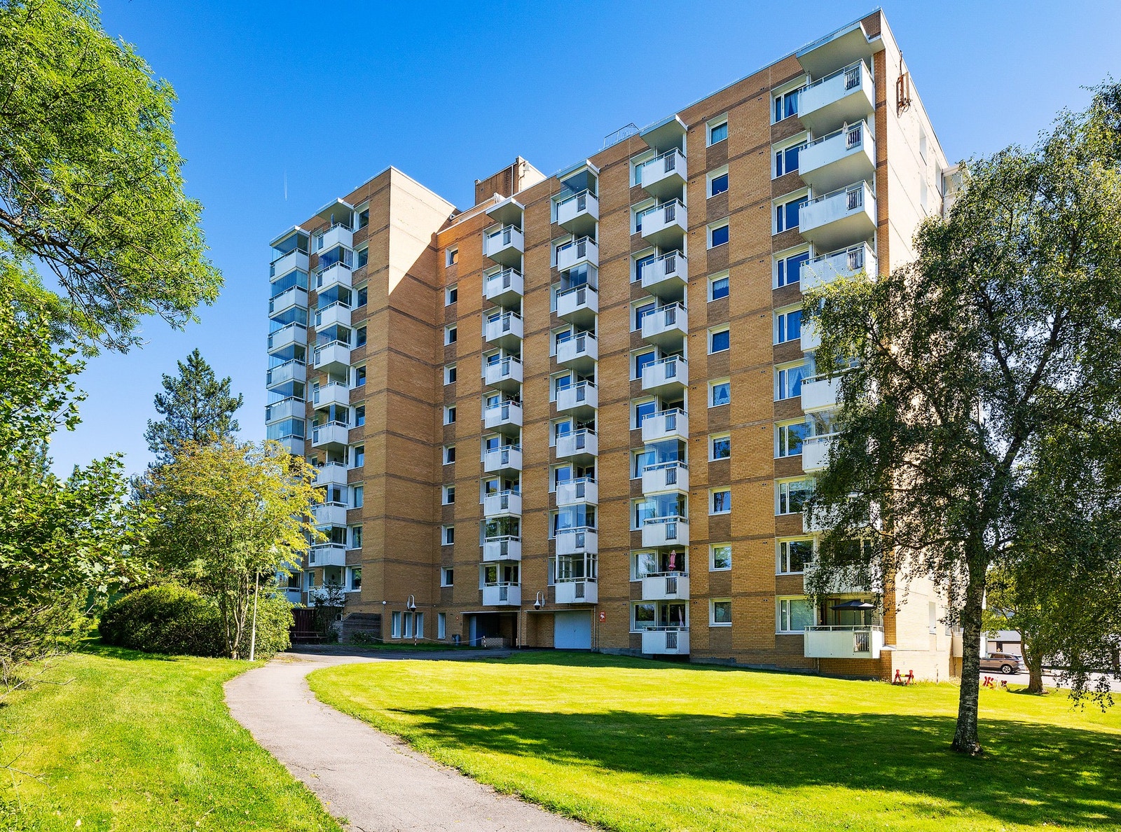 Det er kort vei til kjøpesenter, T-bane, buss, turstier, skole og barnehage. Galleribilde