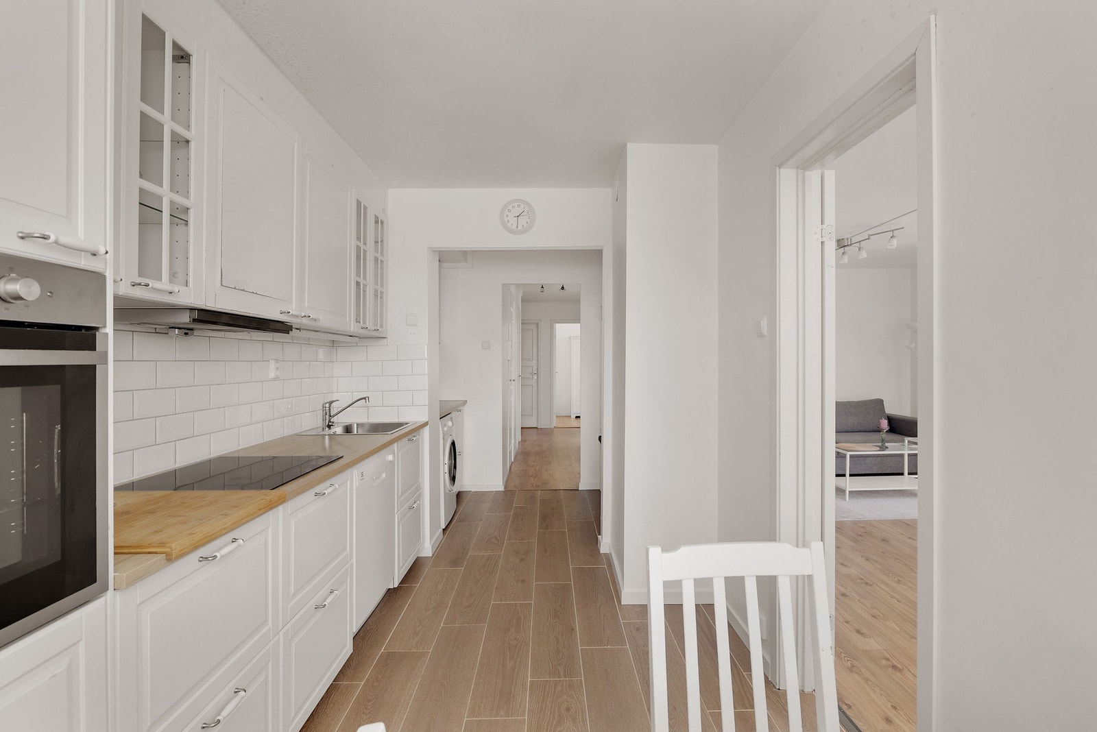 Separat kjøkken fra IKEA med rikelig skap- og benkeplass. Galleribilde