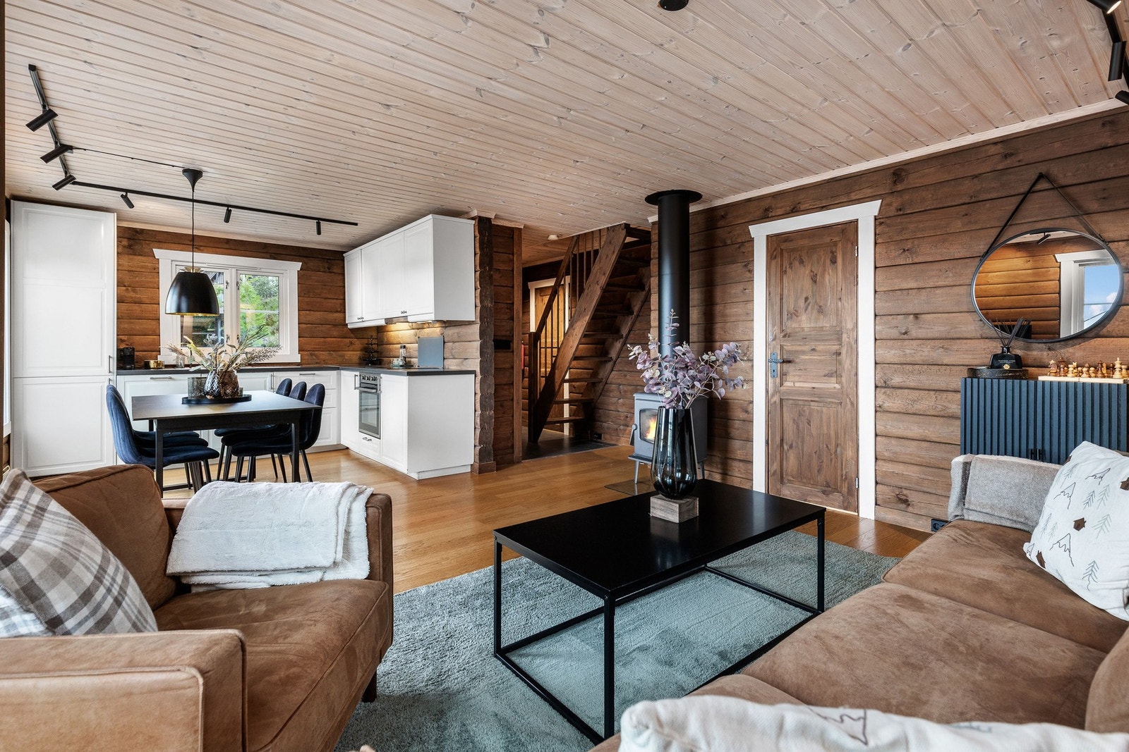 Stuen og kjøkkenet ligger sosialt sammen i åpen løsning. Galleribilde