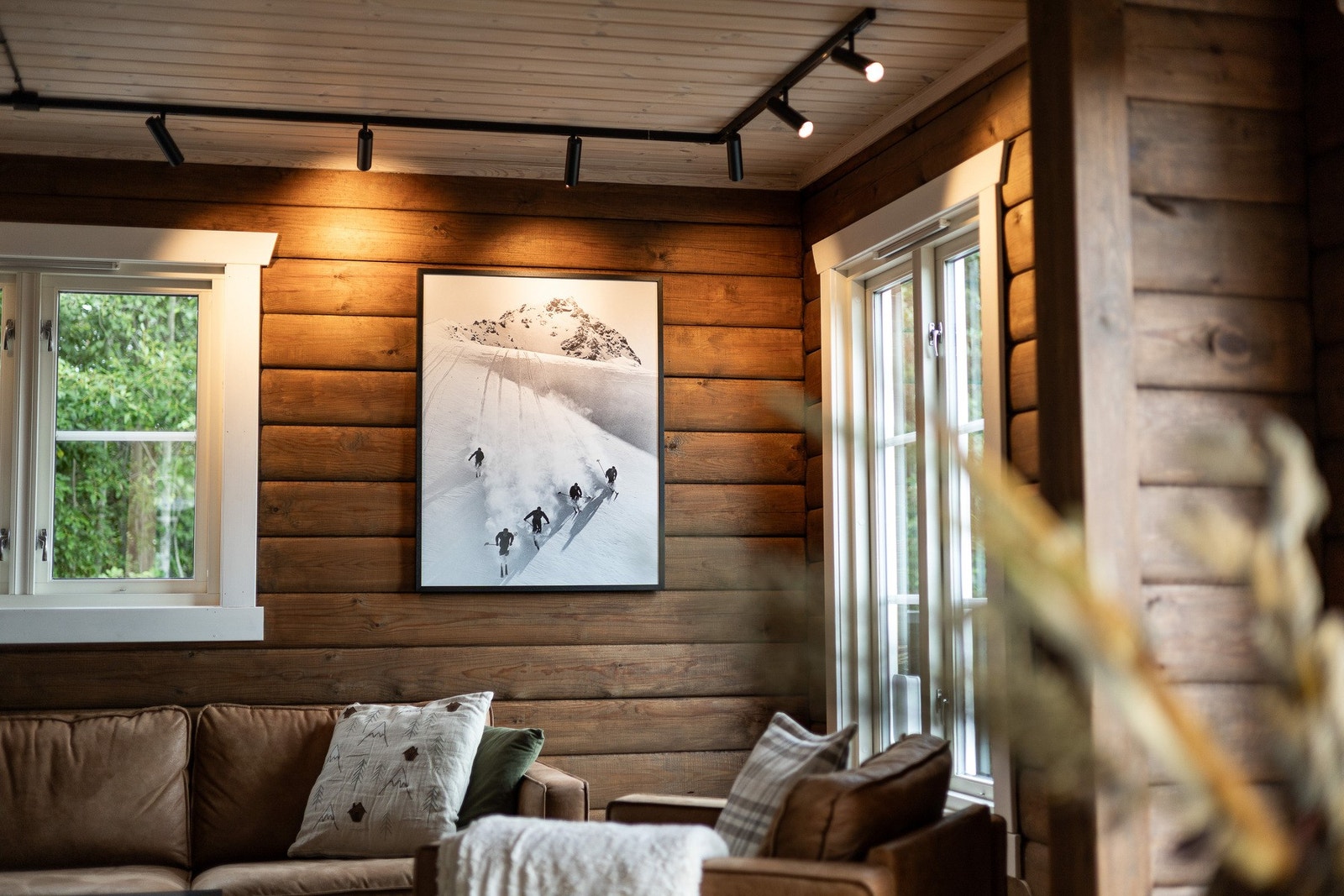 Det er montert downlights skinner i taket som gir god og stilfull belysning. Galleribilde