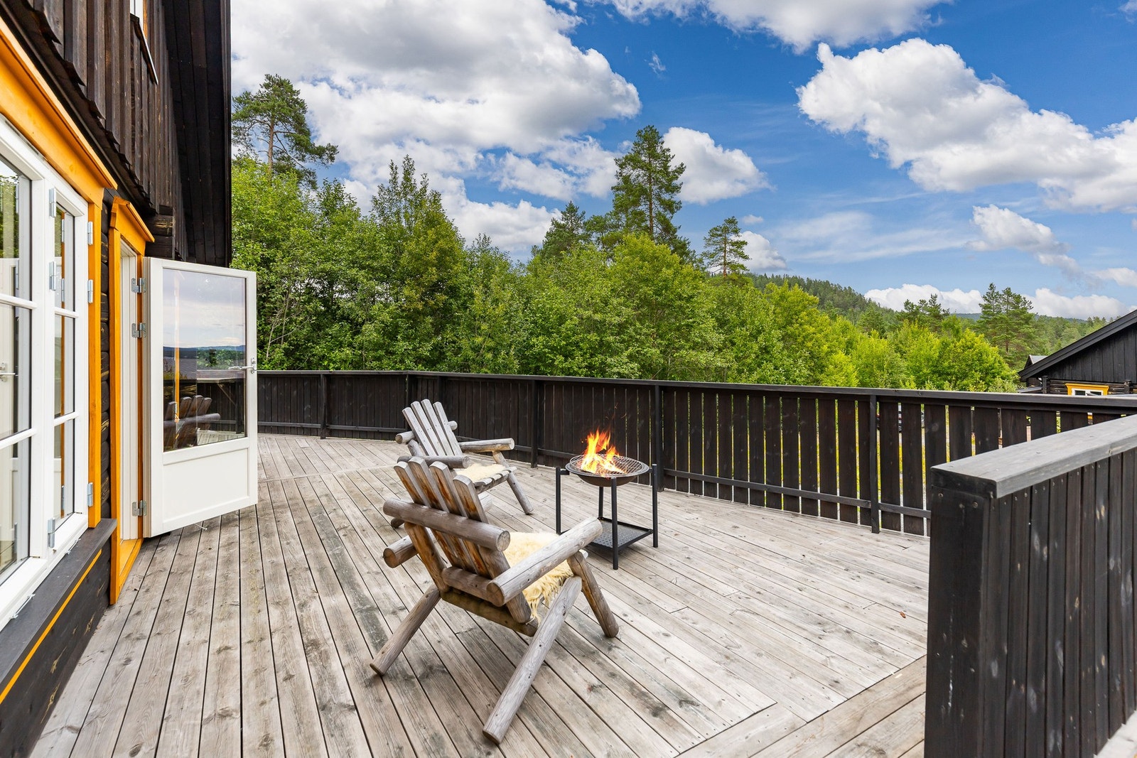 Terrassen er svært romslig med god plass til ønsket utemøblement. Galleribilde