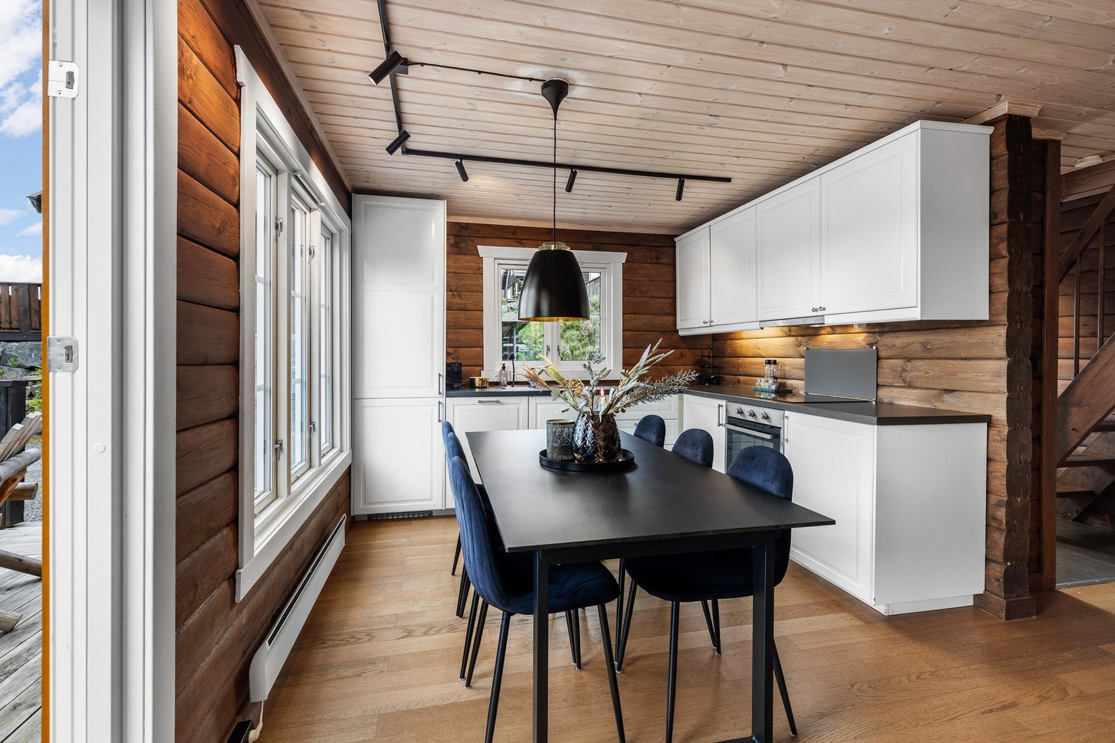 Kjøkkenet er oppført i en funksjonell L-form med god arbeidsflyt og et delikat uttrykk. Galleribilde