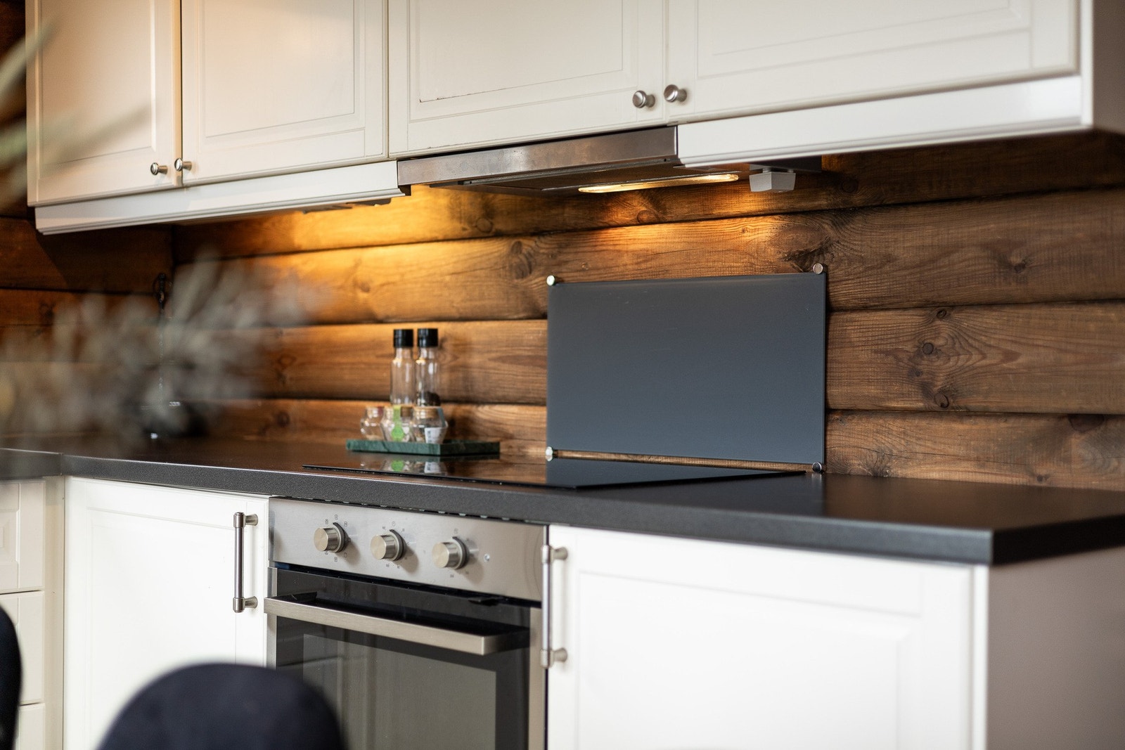 Integrerte hvitevarer og belysning under overskap. Galleribilde