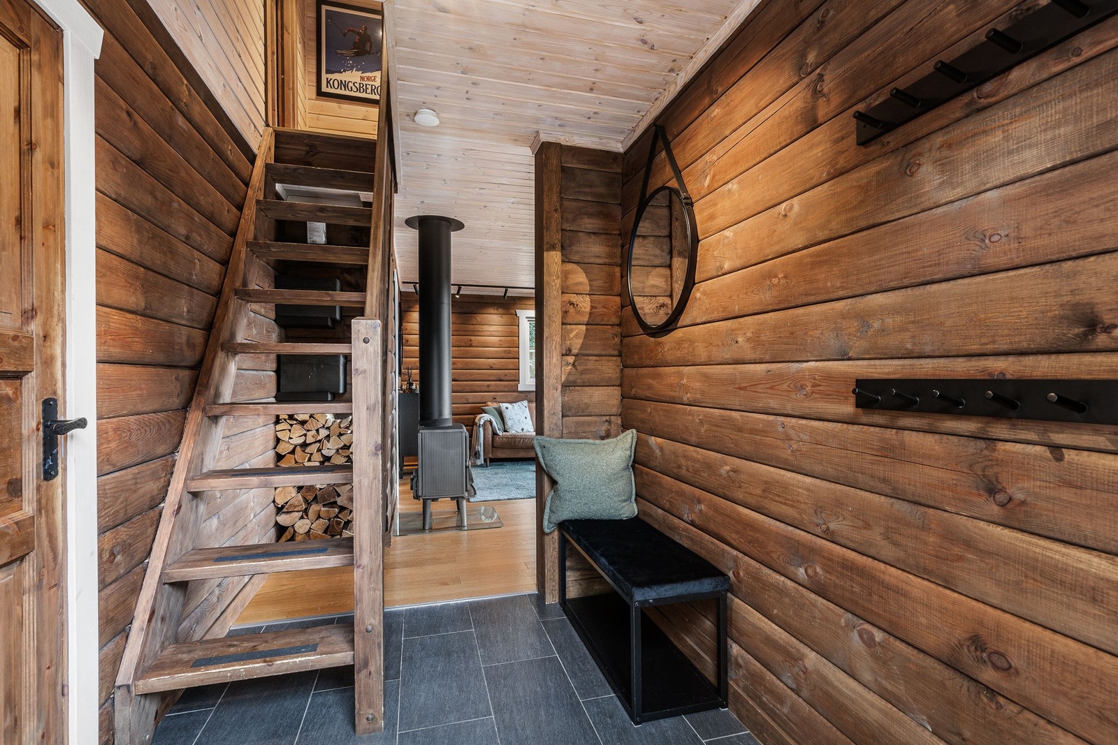 Praktisk entré/gang med oppbevaringsmuligheter. Galleribilde